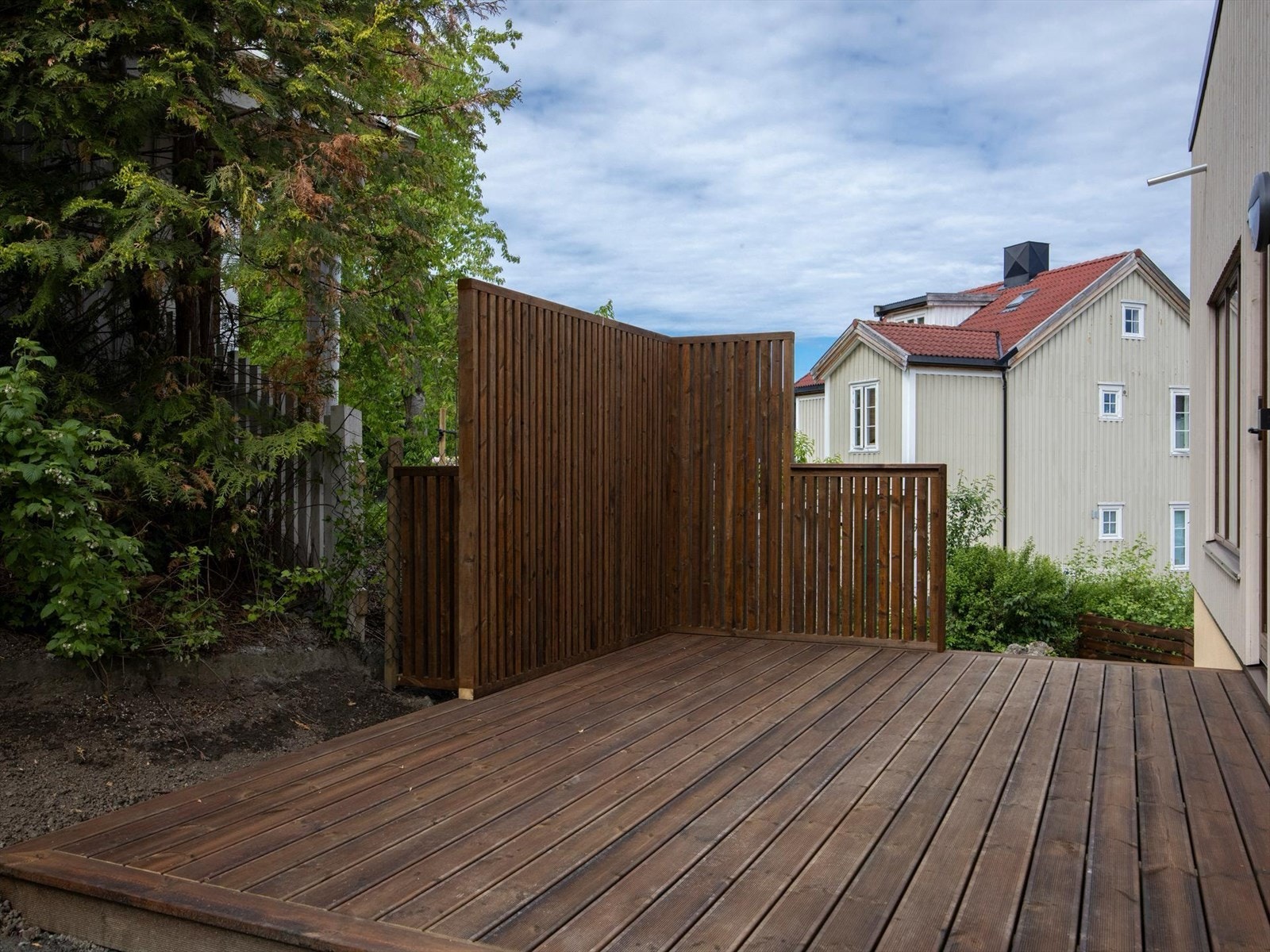 Fra stuen i 1. etasje er det utgang til terrasse, som tar deg ned til hagen på fremsiden, via trapp. Galleribilde