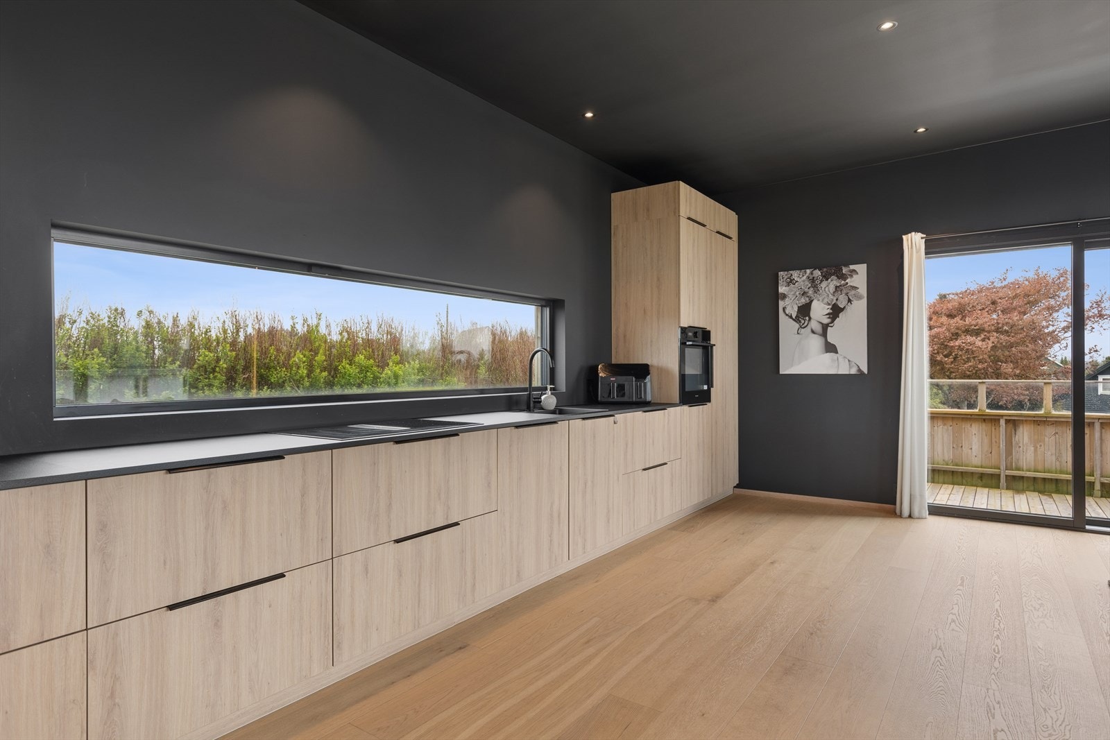Boligen byr på flere attraktive uteplasser med et samlet terrasse- og balkongareal på ca. 59 m². Dette gir gode muligheter for å følge solen gjennom dagen og tilrettelegger for varierte uteopphold. Galleribilde
