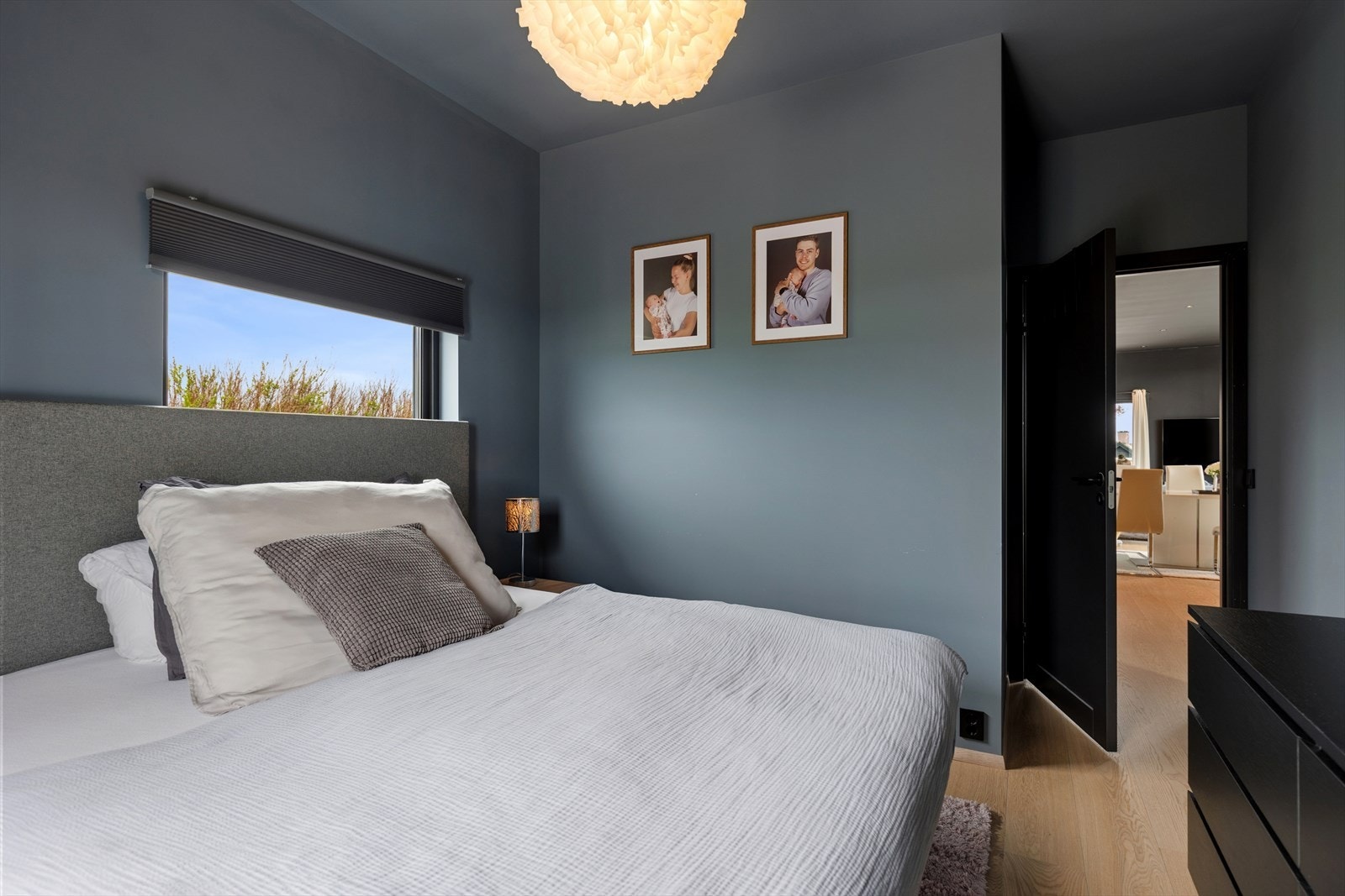 Hovedsoverommet er romslig og innbydende, med god plass til dobbeltseng, nattbord og oppbevaringsmøbler. Rommet har en behagelig atmosfære og gode møbleringsmuligheter. Galleribilde