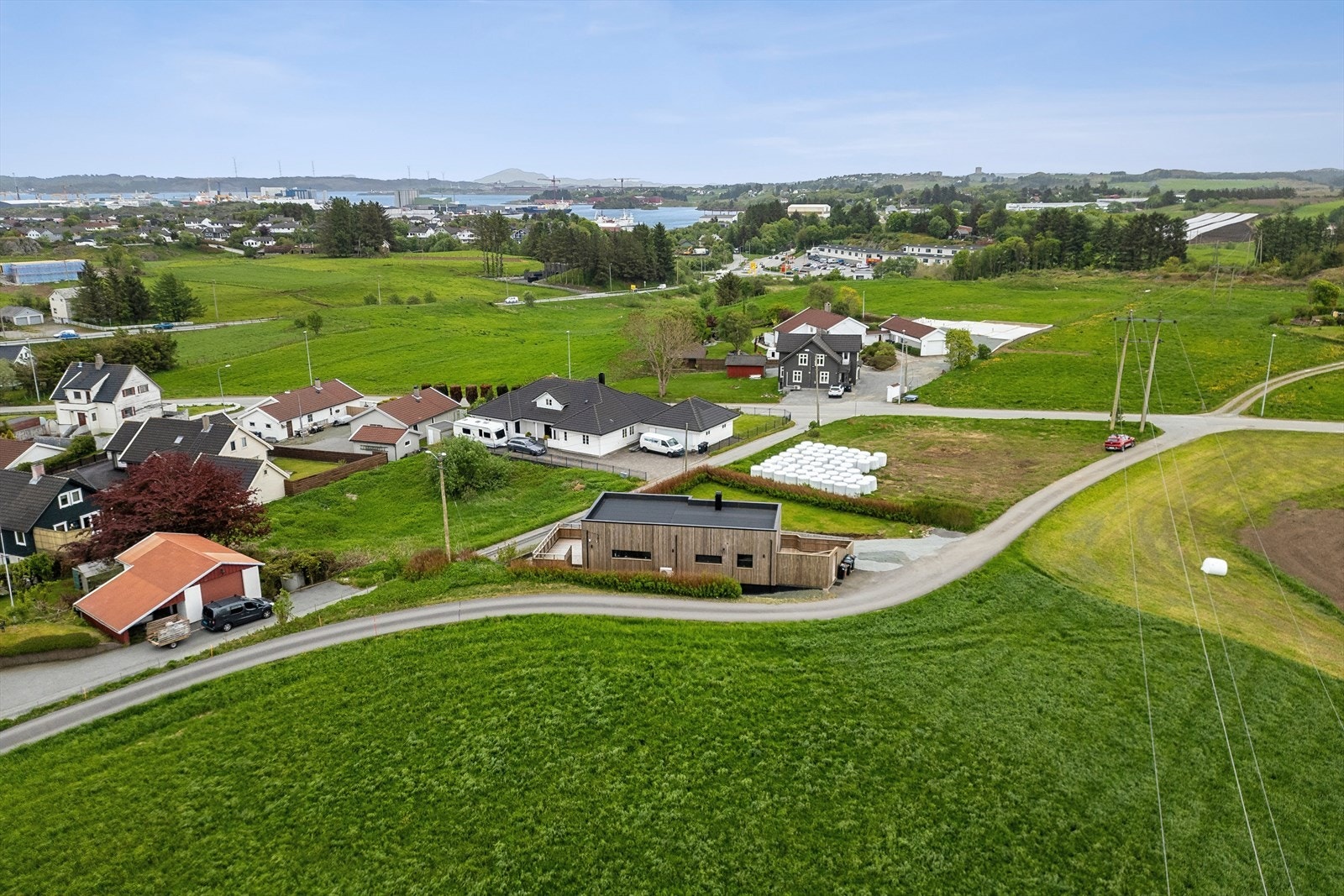 Enebolig med opprinnelig byggeår 1964, som i senere tid er omfattende oppgradert og fornyet. Boligen er i hovedsak rehabilitert og ombygget i perioden 2023-2024, med gjennomgripende arbeider som har gitt den sitt nåværende moderne uttrykk og planløsning. Galleribilde
