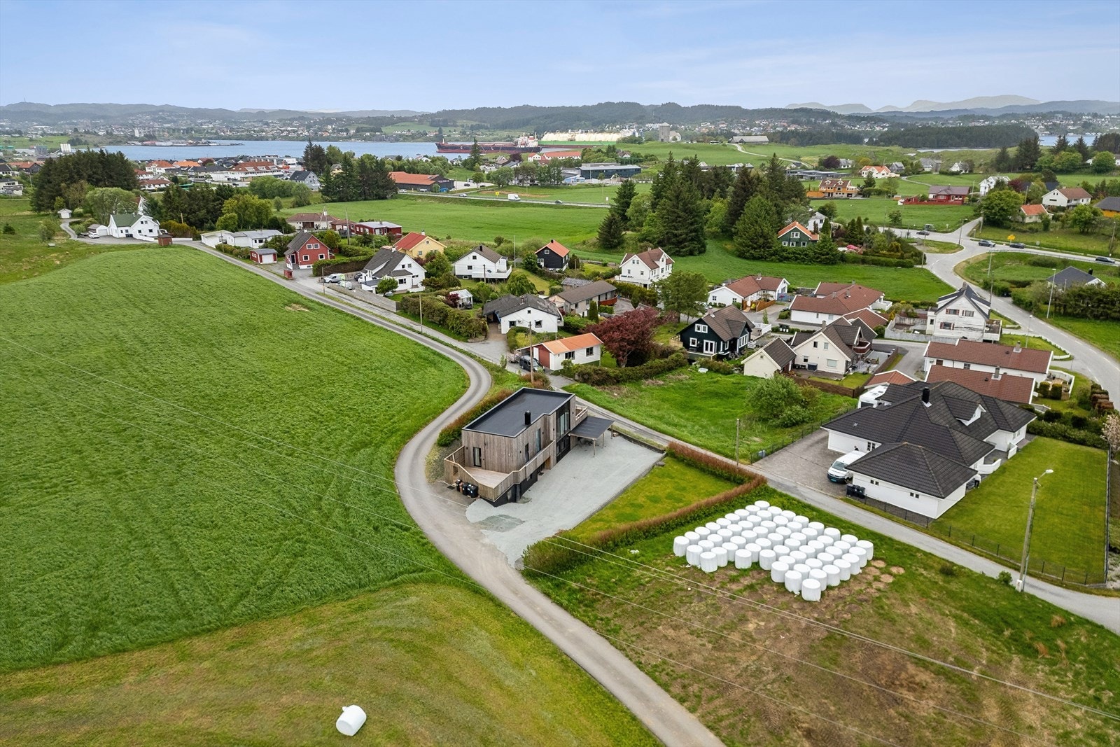 Her bor du med landlige omgivelser og et åpent kulturlandskap som nærmeste nabo, noe som gir en luftig følelse og gode utsiktsforhold. Fra eiendommen kan man nyte utsyn mot det vakre landskapet samt videre utover Karmsundet. Galleribilde