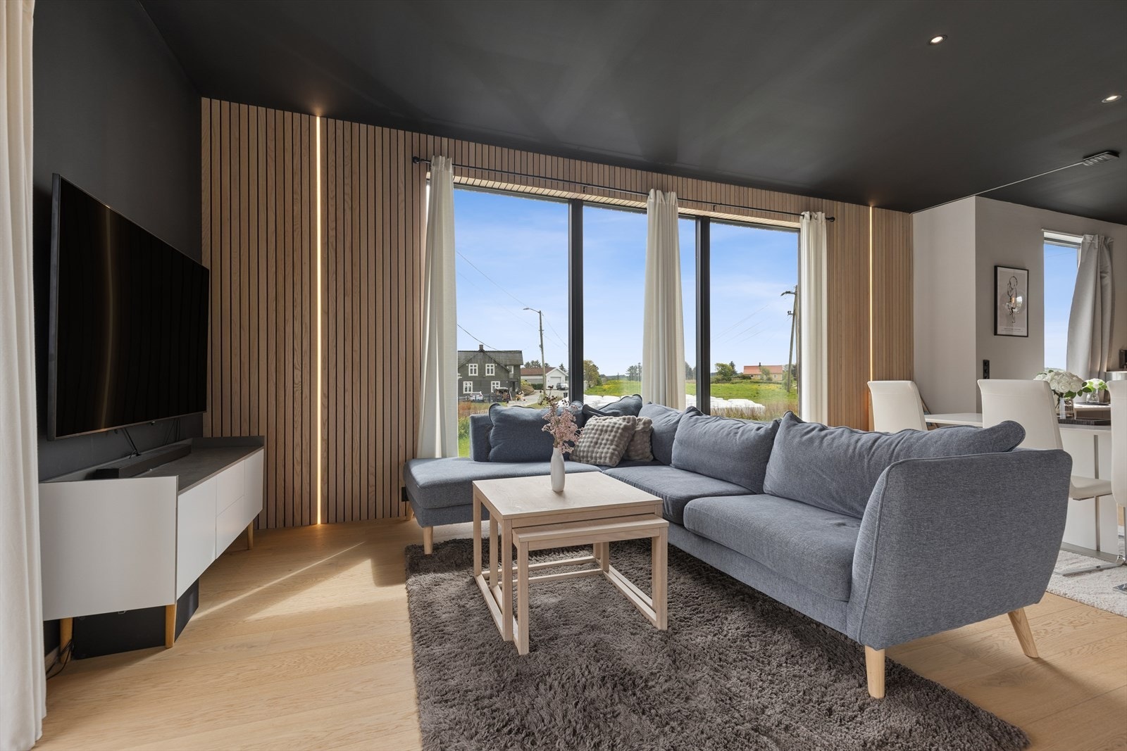 Eikespiler med integrerte LED-striper rammer elegant inn vindusflatene og tilfører rommet både dybde og karakter. Belysningen skaper samtidig en lun og stemningsfull atmosfære, særlig i kveldstimene. Galleribilde