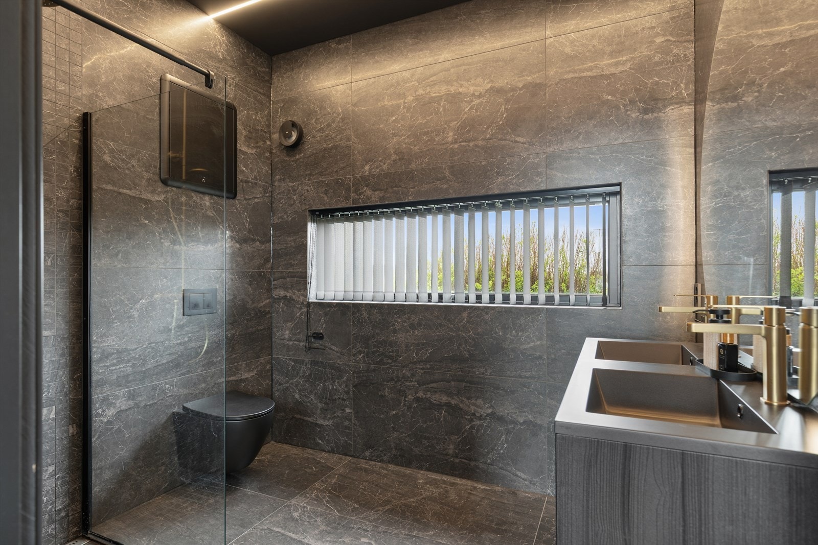 Badet er utstyrt med elektriske varmekabler, veggmontert toalett og innredning med nedfelt servant. Galleribilde