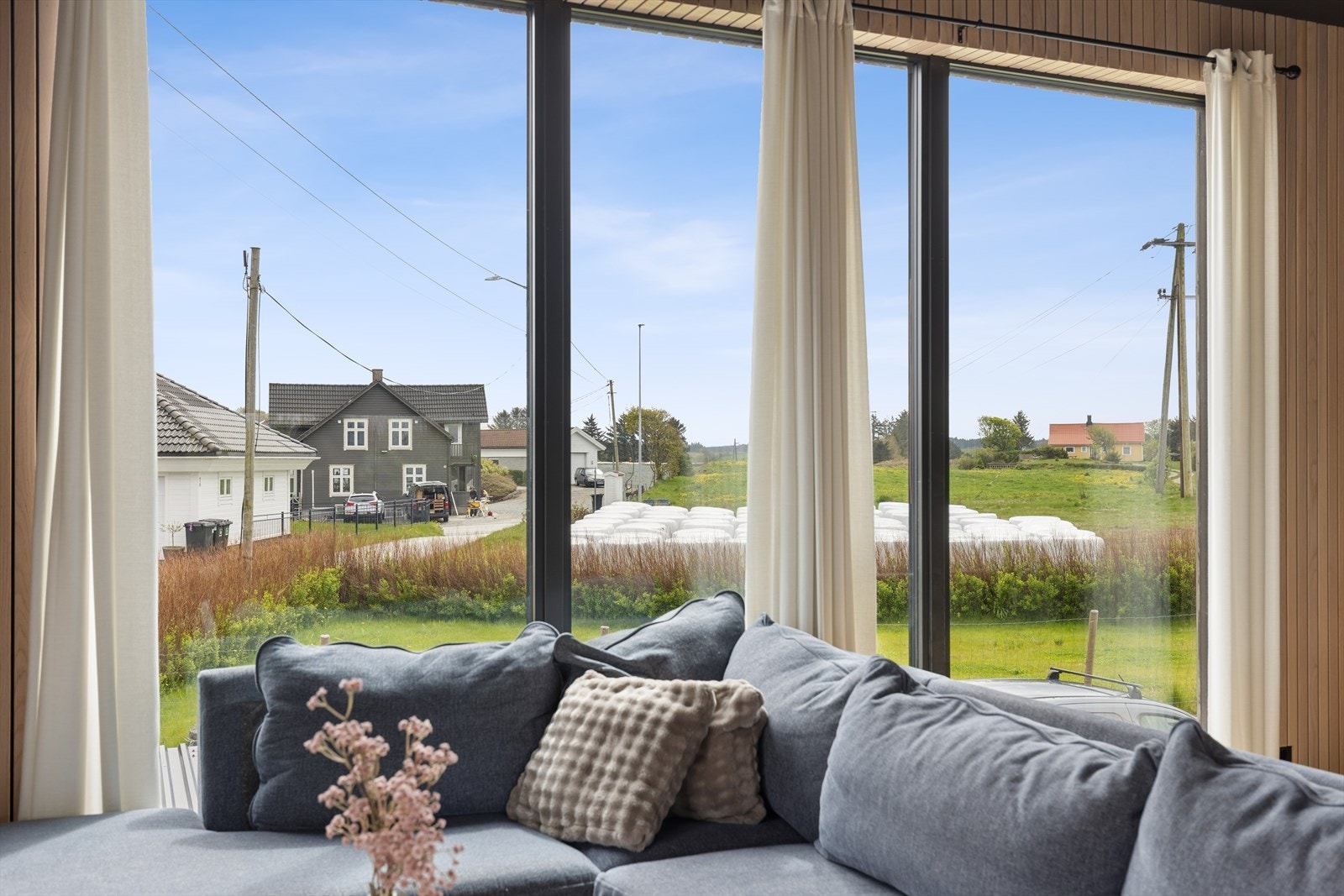 Fra både stue og kjøkken har man en flott utsikt over det omkringliggende kulturlandskapet, som gir en naturnær og harmonisk ramme rundt oppholdsrommene. Galleribilde