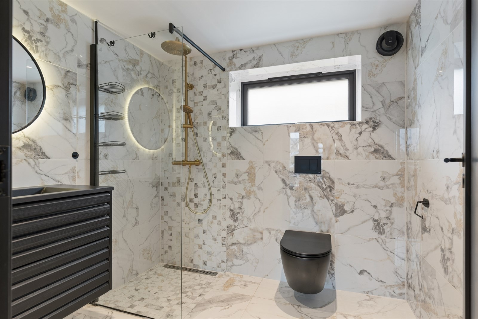 Badet i underetasjen er moderne og delikat utført, flislagt fra gulv til tak og oppgradert i 2023. Gulvet er utstyrt med elektriske varmekabler som gir god komfort. Galleribilde