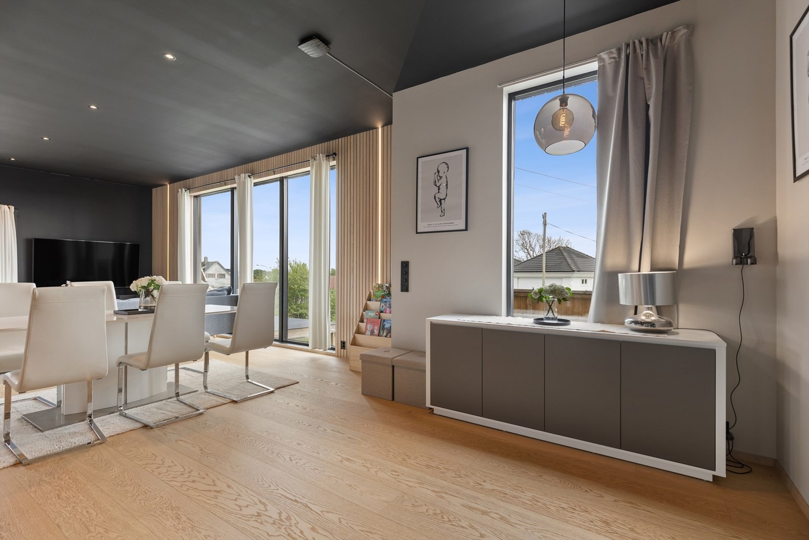 Gjennomgående en-stavs parkett og en enhetlig fargepalett skaper en helhetlig stil. Galleribilde
