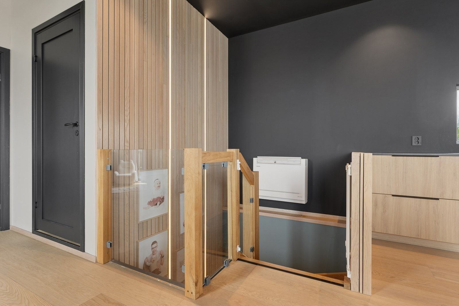 Spileveggen med integrert LED-belysning fungerer som et gjennomgående designelement som binder etasjene sammen og gir et moderne uttrykk. Boligen er i tillegg utstyrt med varmepumpe på vegg for energieffektiv oppvarming. Galleribilde