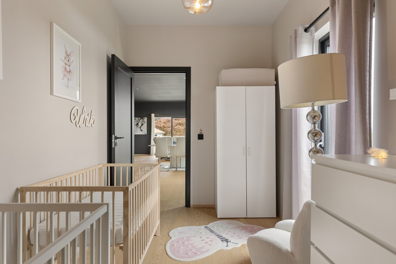Også dette soverommet har direkte utgang til en av boligens uteplasser. Galleribilde