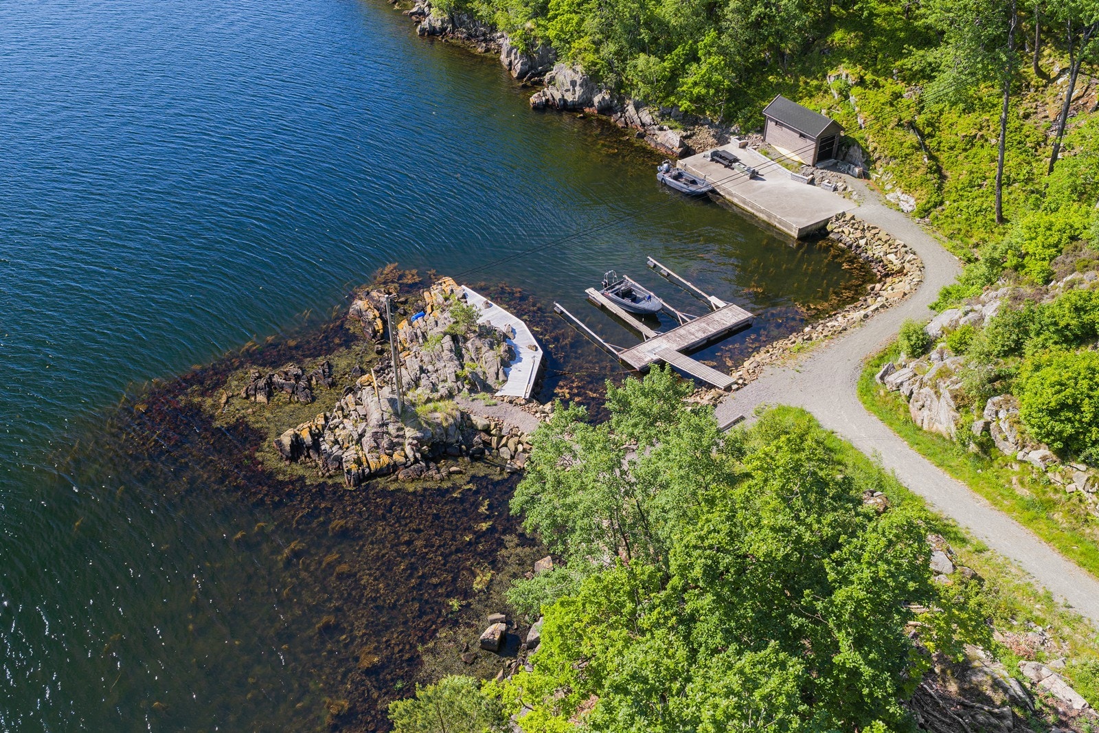 Fra båtplassen går det en grusvei opp til hytta. Galleribilde