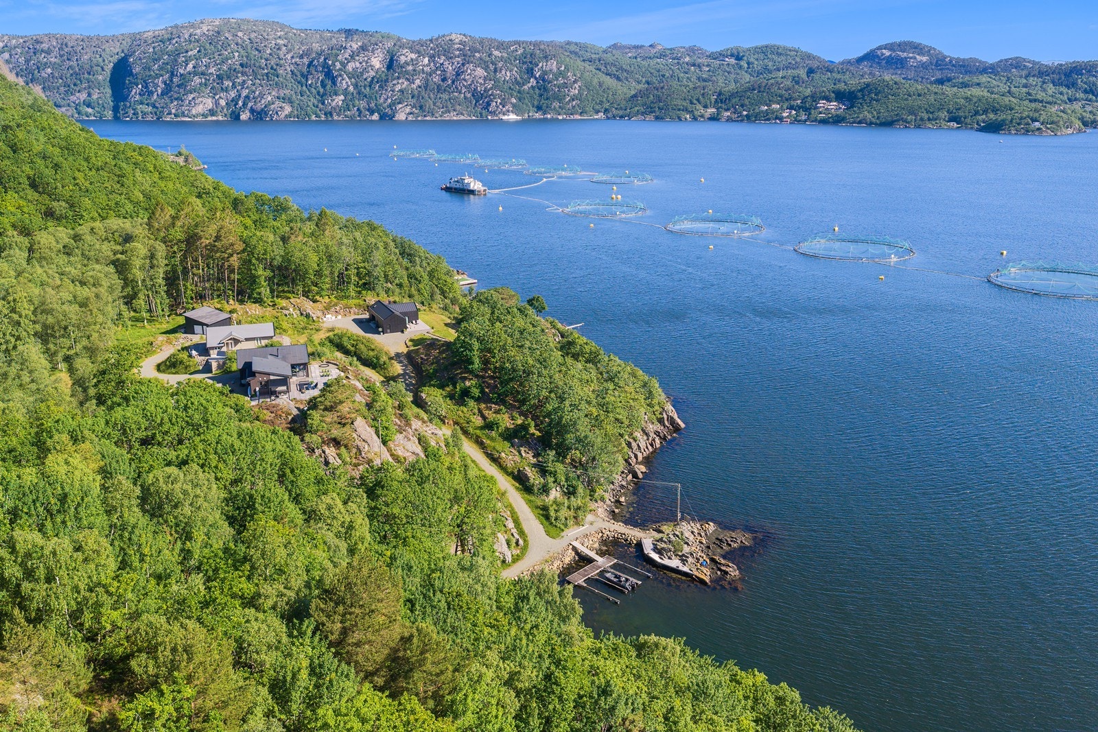 Kort vei fra sjøen og opp til hytta. Galleribilde