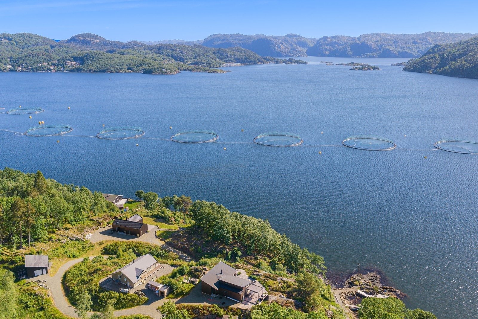 Hytten ligger luftig til med god utsikt utover Strandsfjorden. Galleribilde
