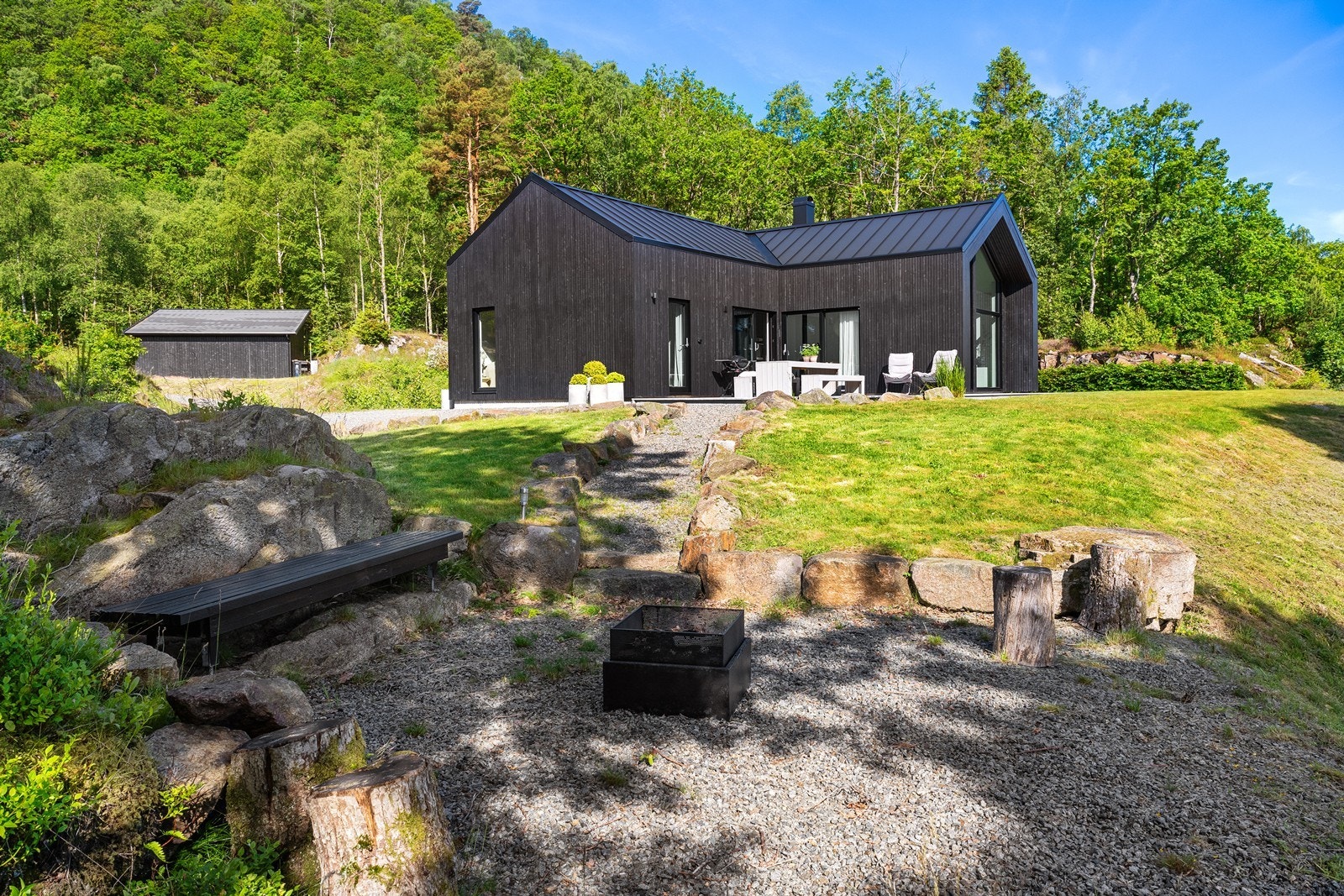 Koselige sittegrupper rundt på eiendommen. Galleribilde