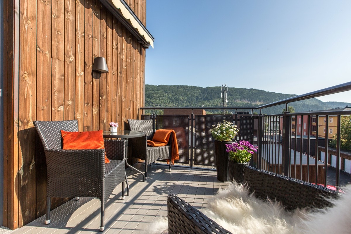 Terrassen på ca. 7 m² gir utsikt og er innrammet med solid rekkverk. Galleribilde