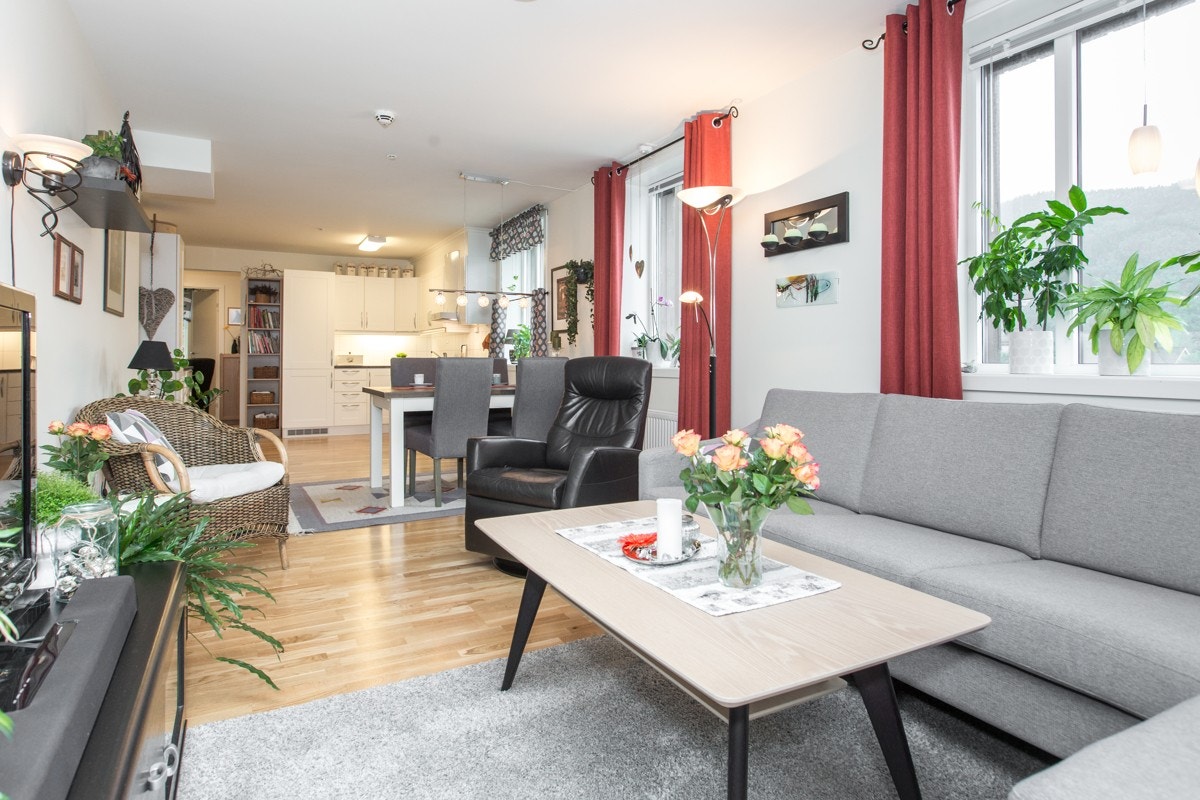 Fra stuen er det direkte adkomst til en romslig terrasse på cirka 7 m². Galleribilde