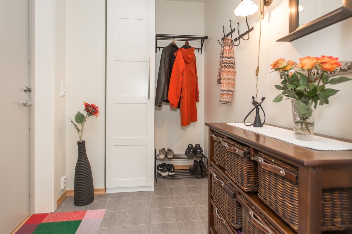 Skyvedørsgarderobe gir praktisk oppbevaring i entréen. Galleribilde