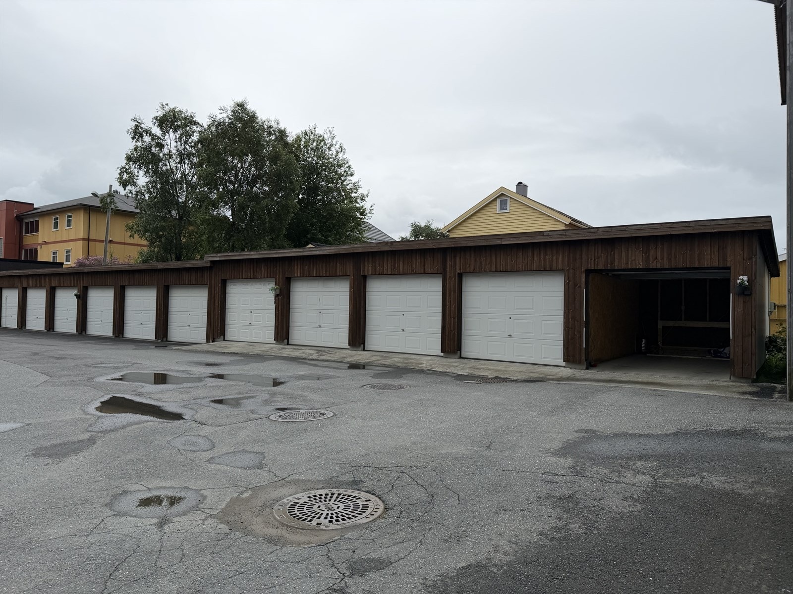 Garasje i rekke Galleribilde