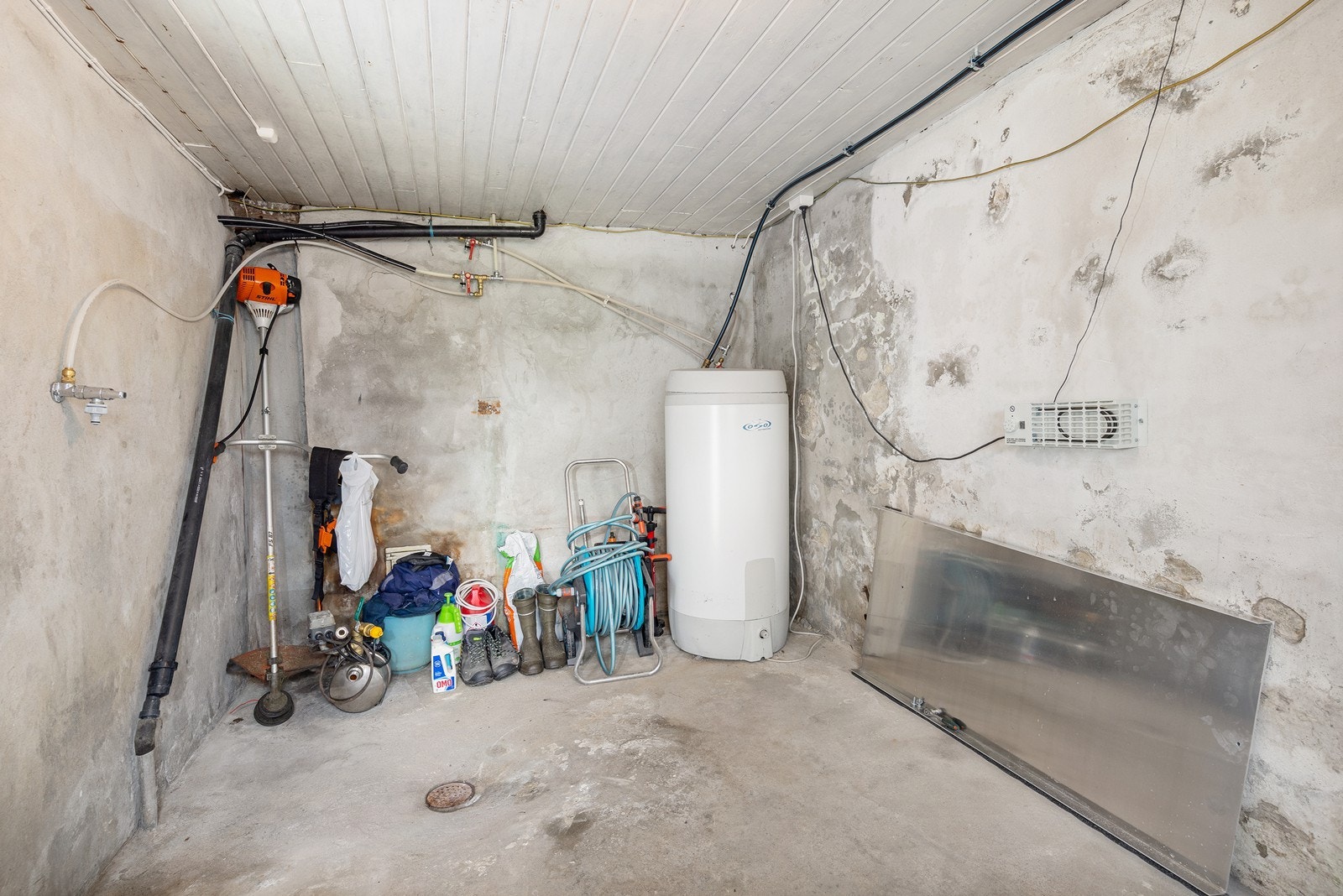 Varmtvannstank på ca. 200 liter og vannpumpe er plassert i kjelleren. Galleribilde