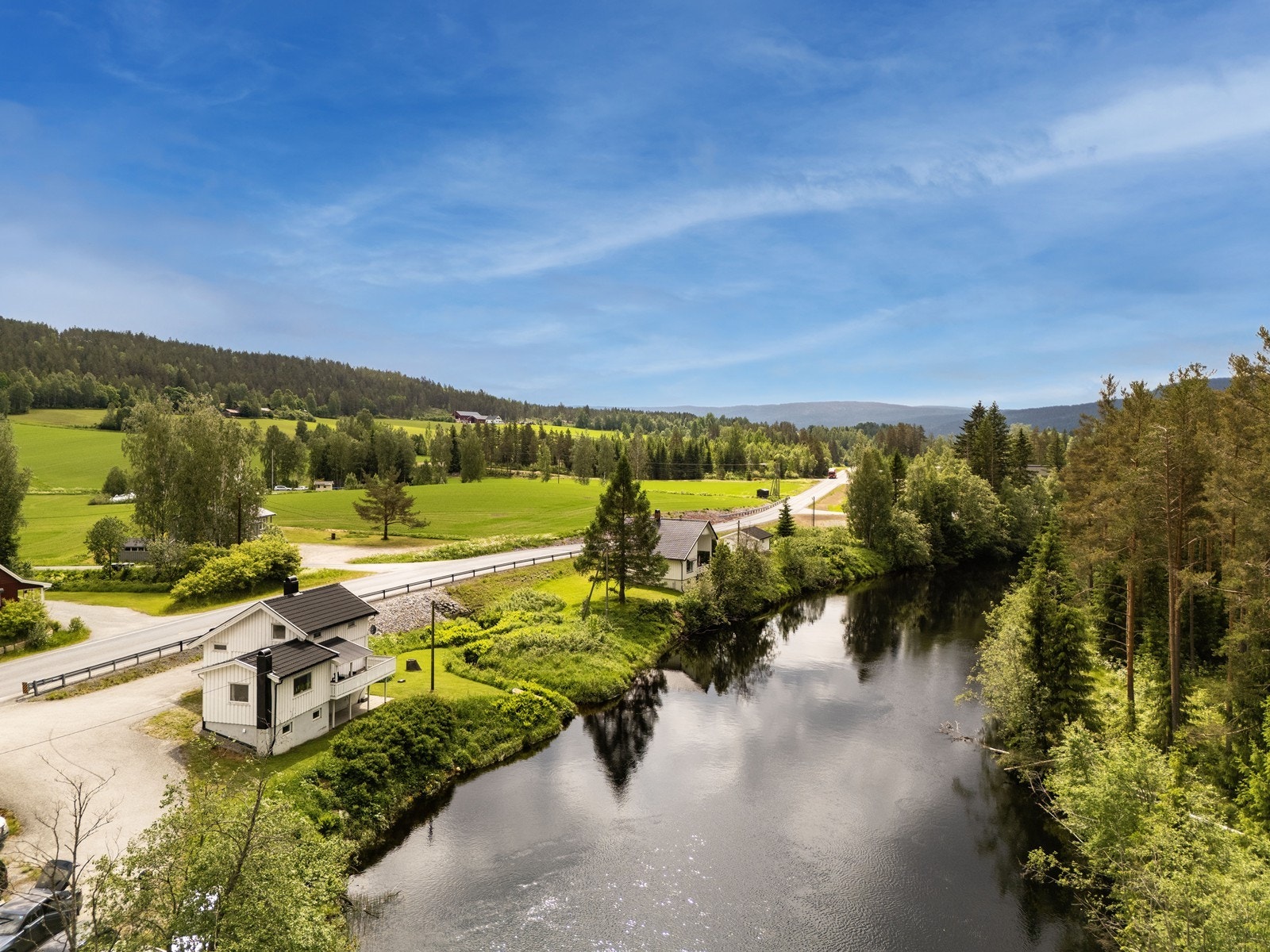 Coop Prix i Nedre Eggedal ligger kun en kort kjøretur unna for den daglige handelen. Galleribilde