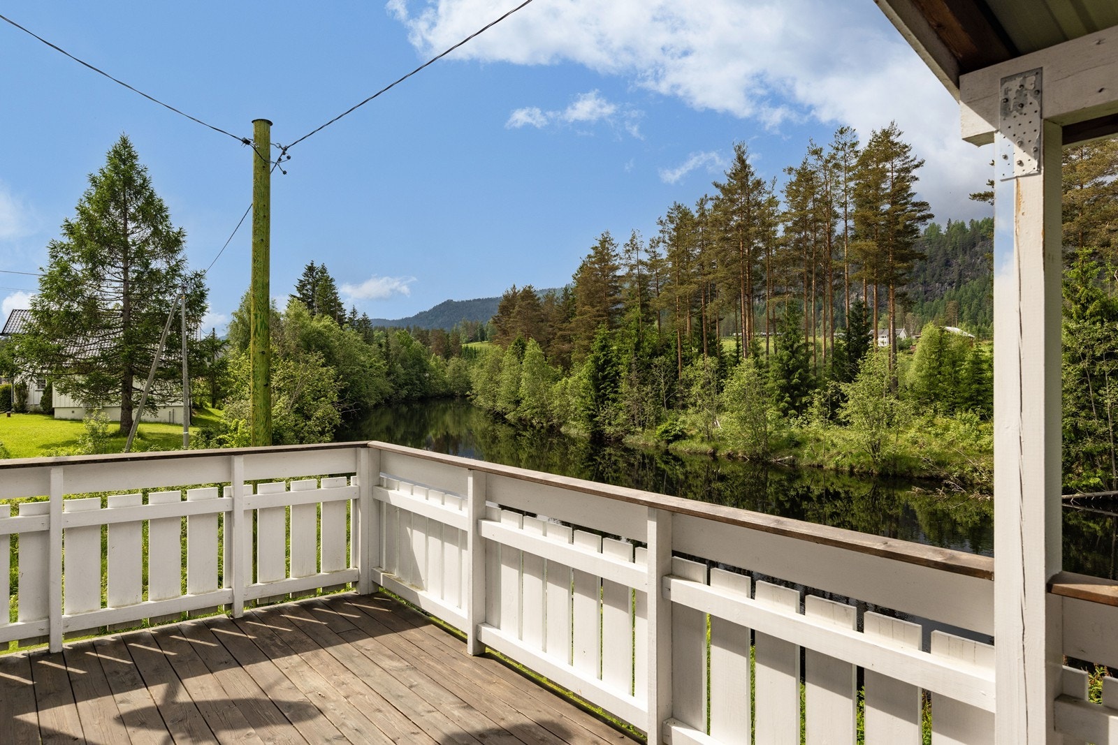 Fra altanen er det en åpen og fin utsikt over elven Simoa. Galleribilde