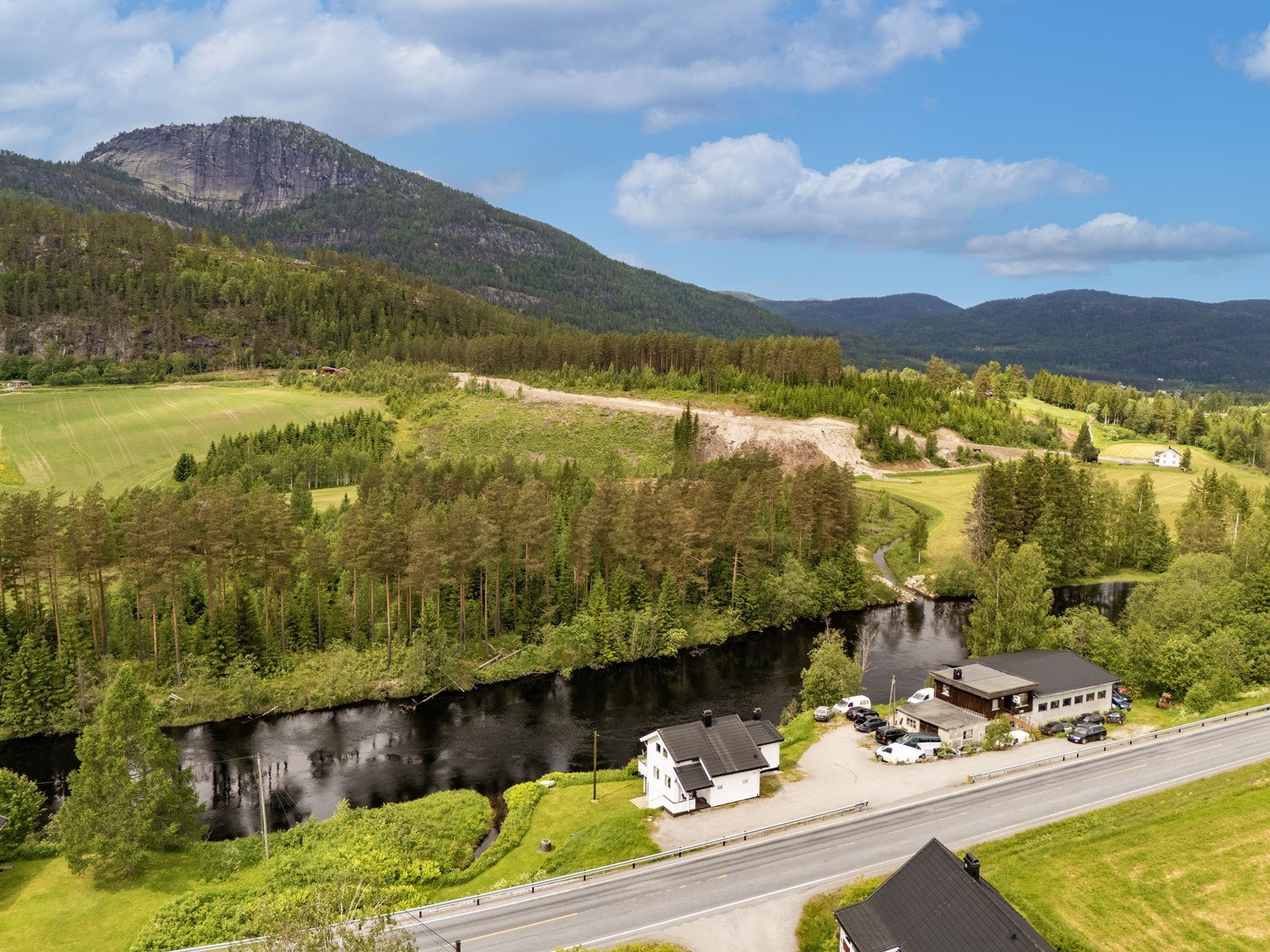 Omtrent et kvarters kjøring til sentrum i enten Prestfoss eller Eggedal. Galleribilde