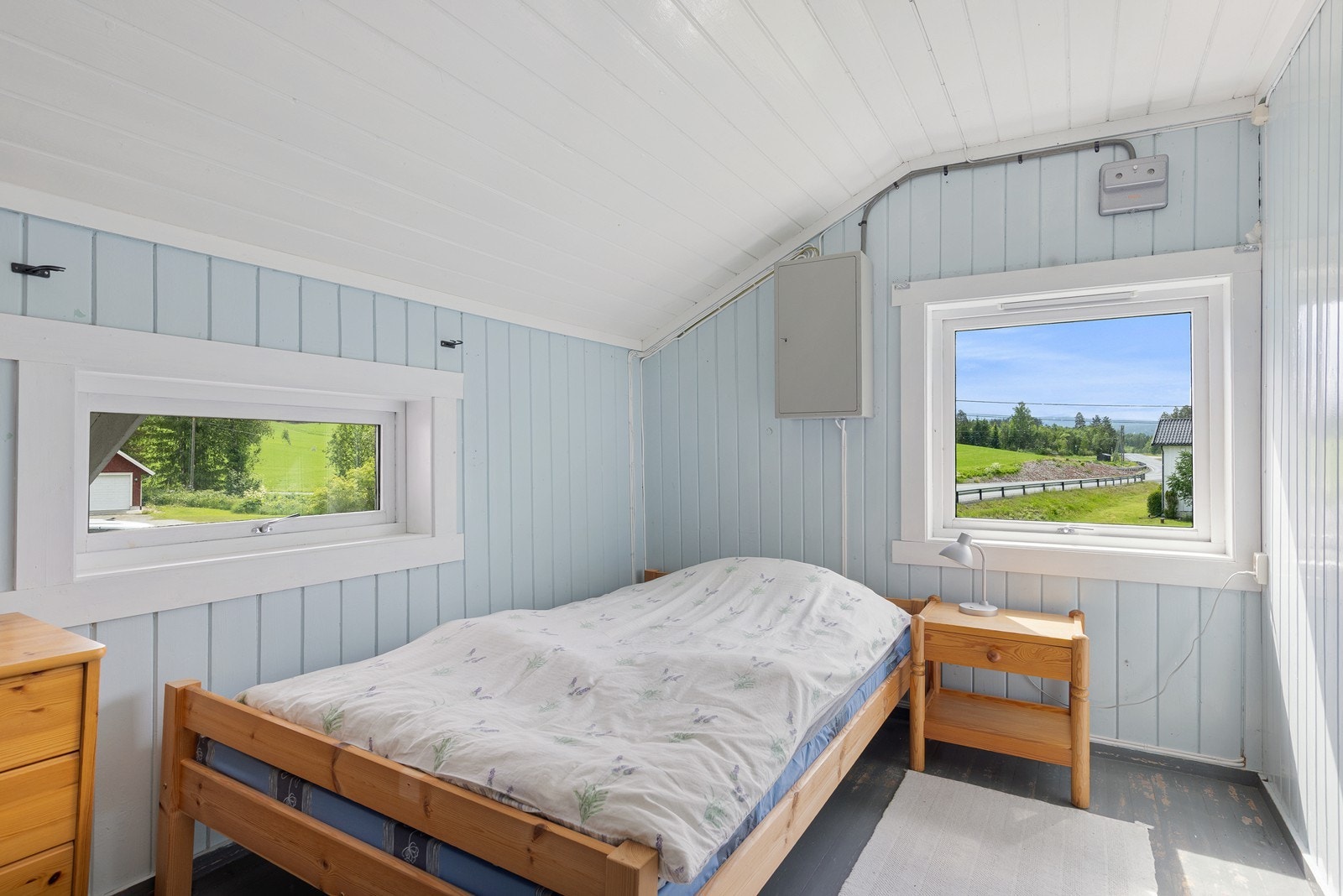 Soverom i andre etasje med plass til seng og oppbevaringsmøbler. Galleribilde