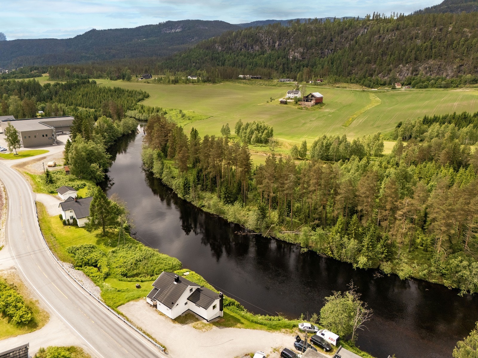 Eiendommen har en naturskjønn beliggenhet med tomt som strekker seg ned til elven. Galleribilde