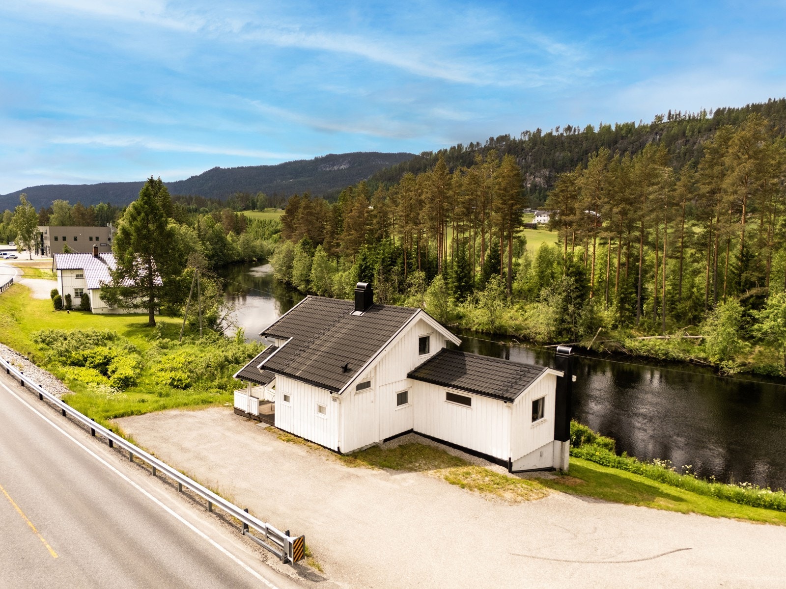 Eiendommen har enkel adkomst fra Sigdalsveien. Galleribilde