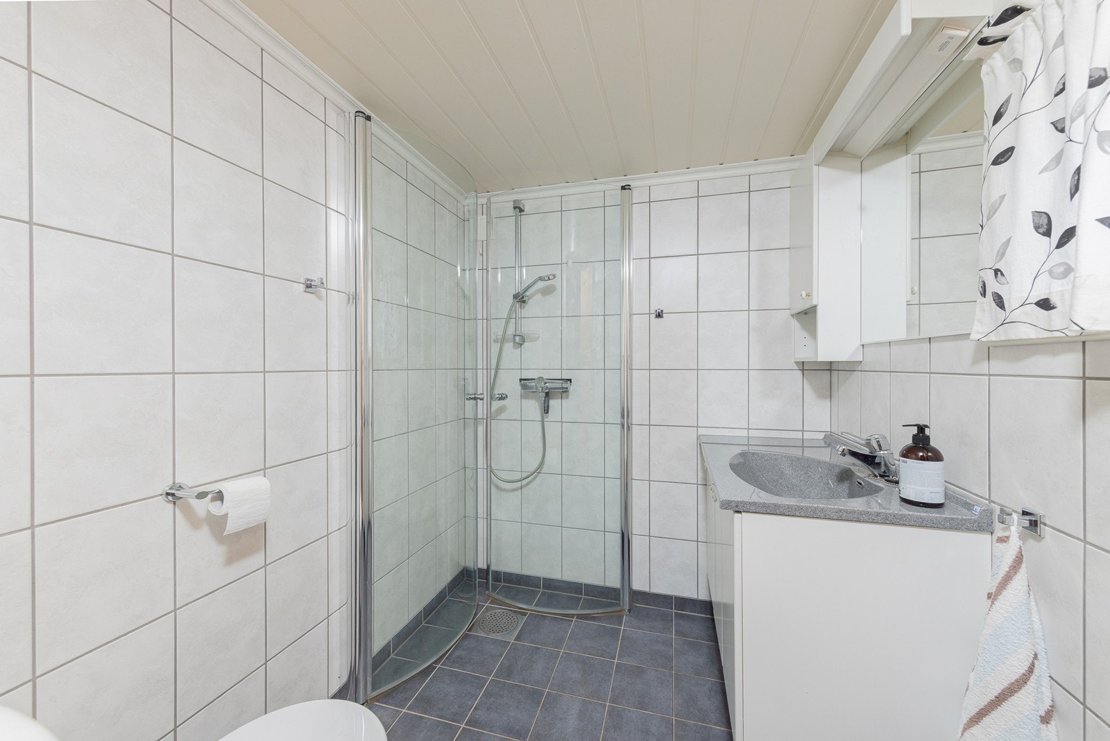Badet i første etasje ble pusset opp i 2010 og har flislagte vegger. Galleribilde