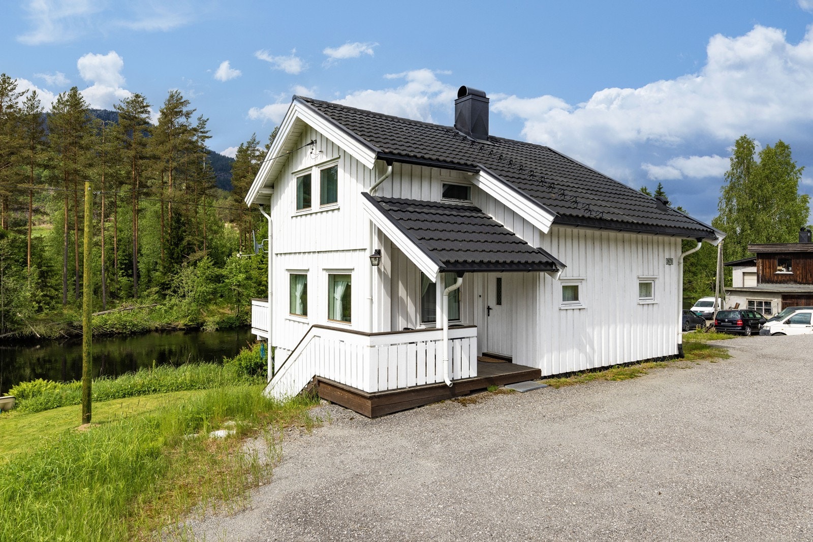 Romslig enebolig ved elva Simoa i Nedre Eggedal. Galleribilde