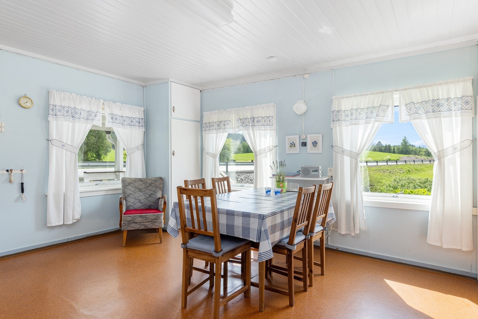 Store vinduer på kjøkkenet gir godt med dagslys og utsikt. Galleribilde