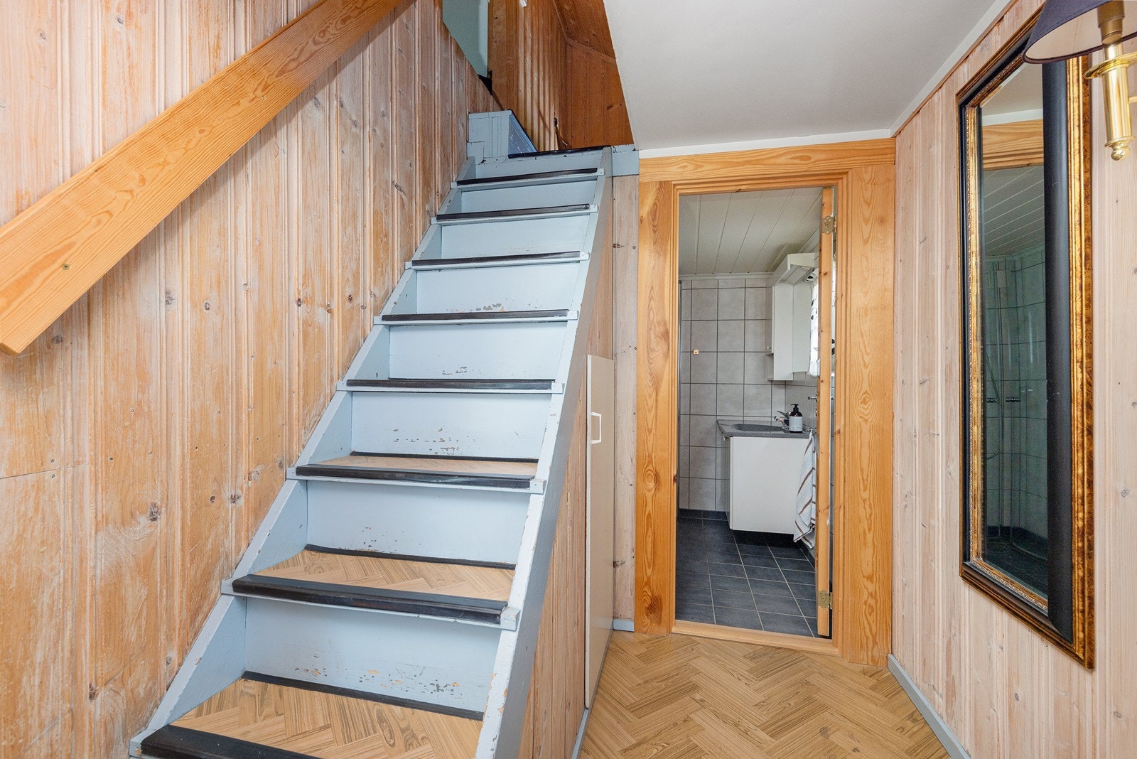 Entré med trapp opp til andre etasje og adkomst til badet. Galleribilde