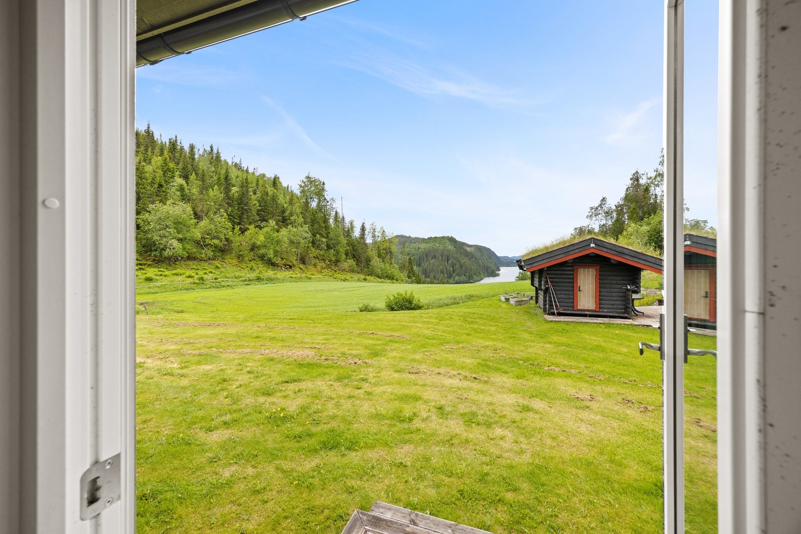Kårende. Terrassedør ut til hage. Galleribilde