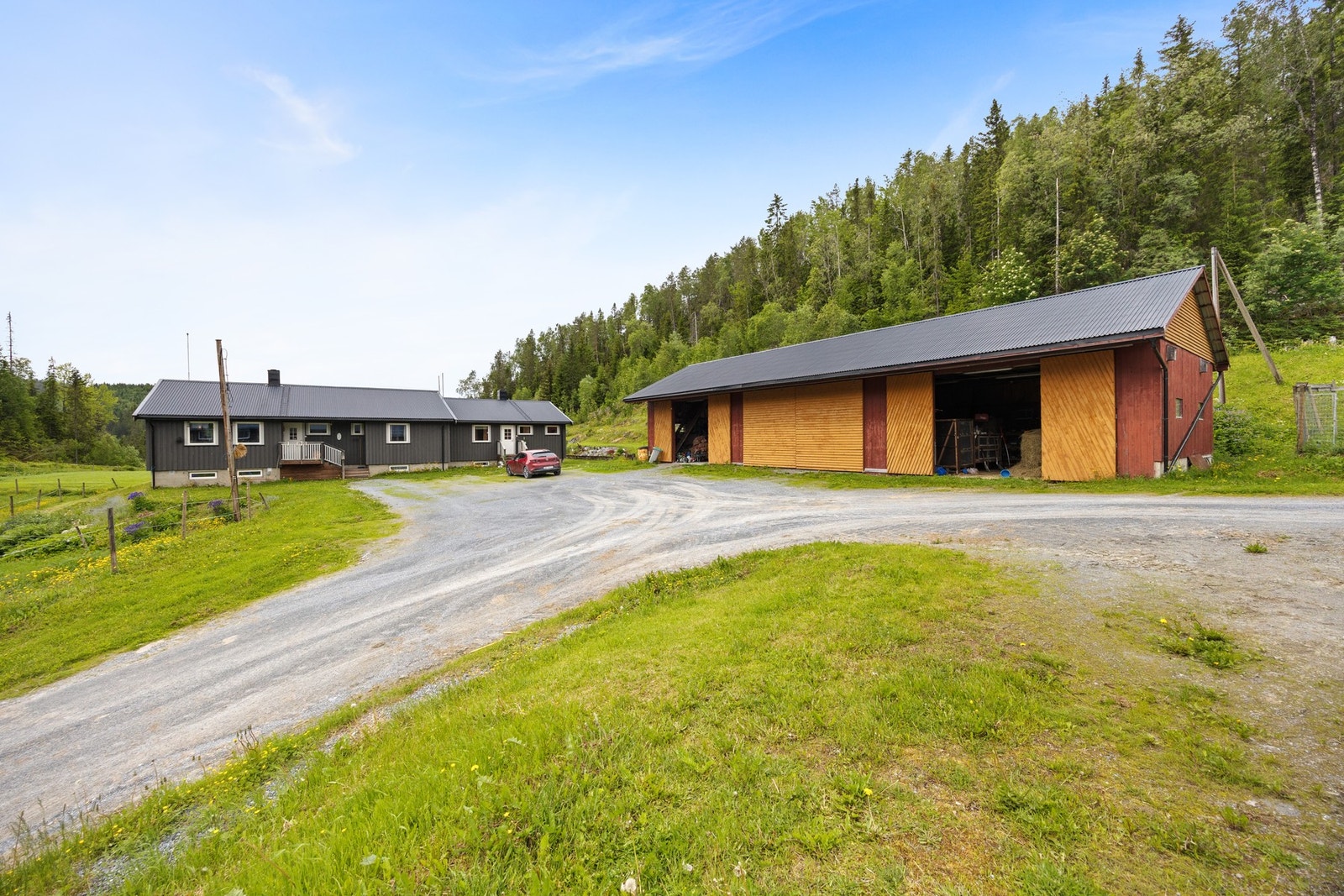 Garasje - 170 kvm. Bygningen har 3 skyveporter i treverk. Galleribilde