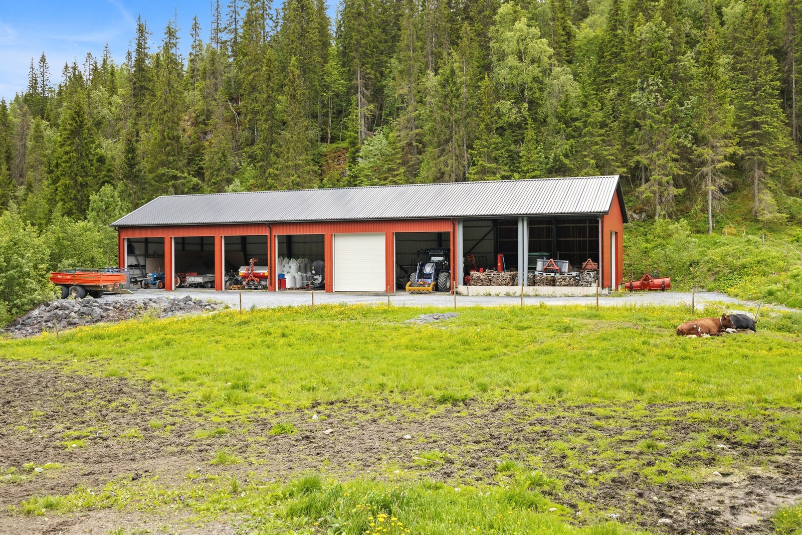 Redskapshall med noe isolert verksted, 6 porter og 3 porthull. Galleribilde