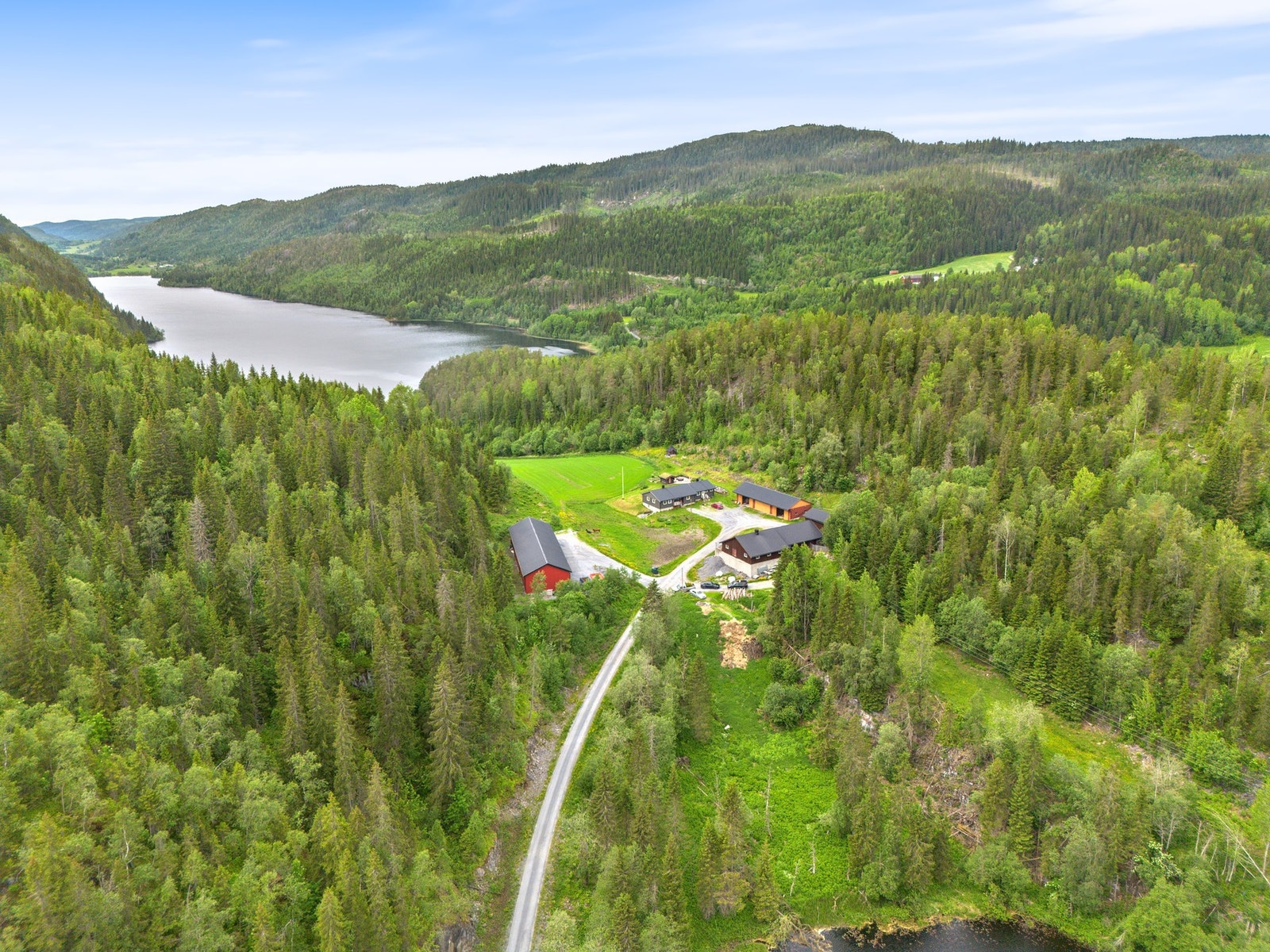 Godt vedlikeholdt eiendom i Kvam med en del utmark/skog og melkeproduksjon og oppforing av Okseslakt. Galleribilde