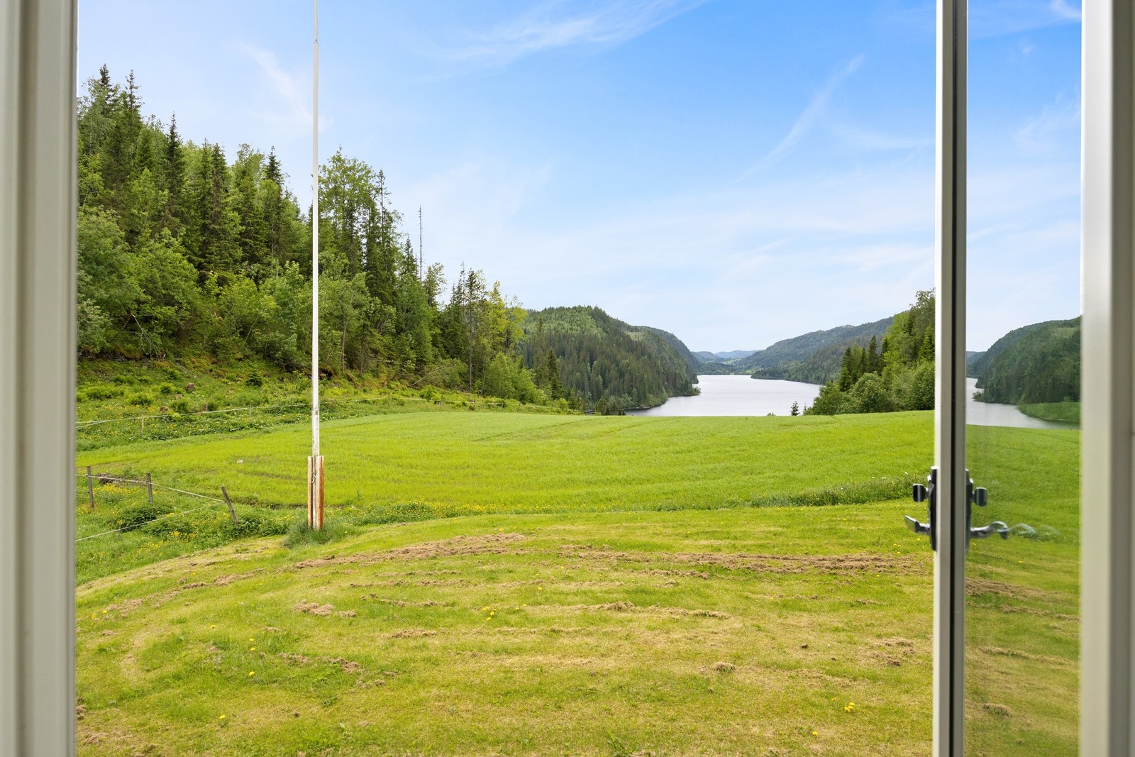 Terrassedør ut til hage. Galleribilde