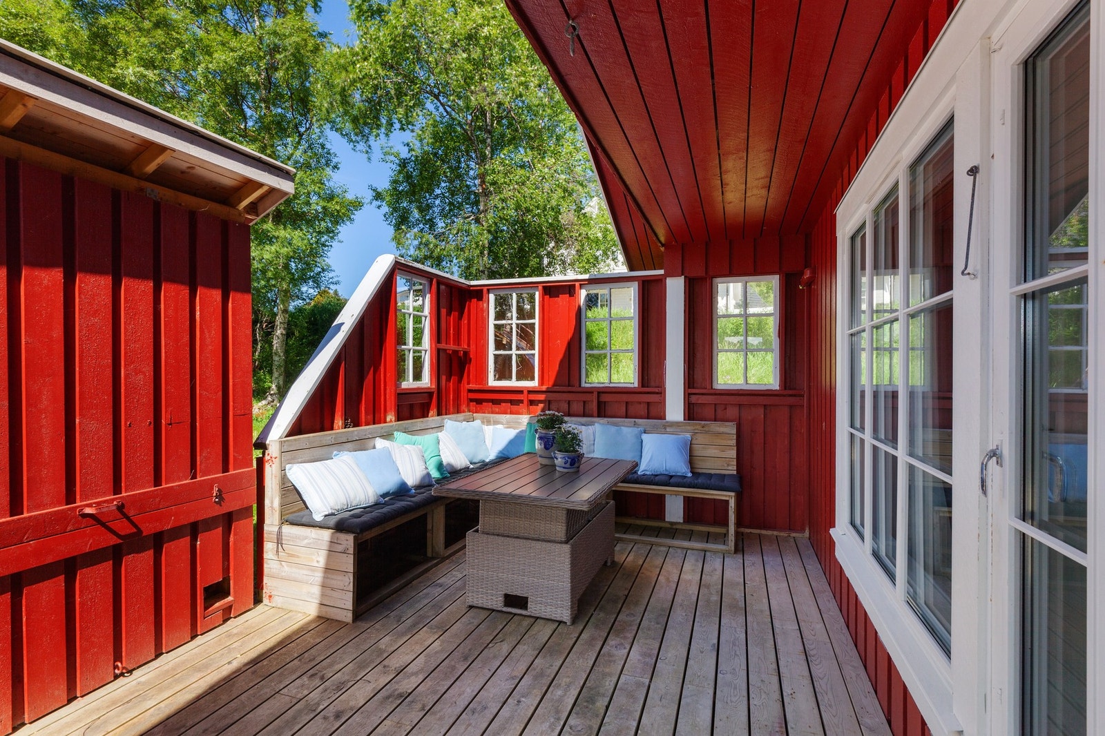 Terrasse med utgang fra stue. Galleribilde
