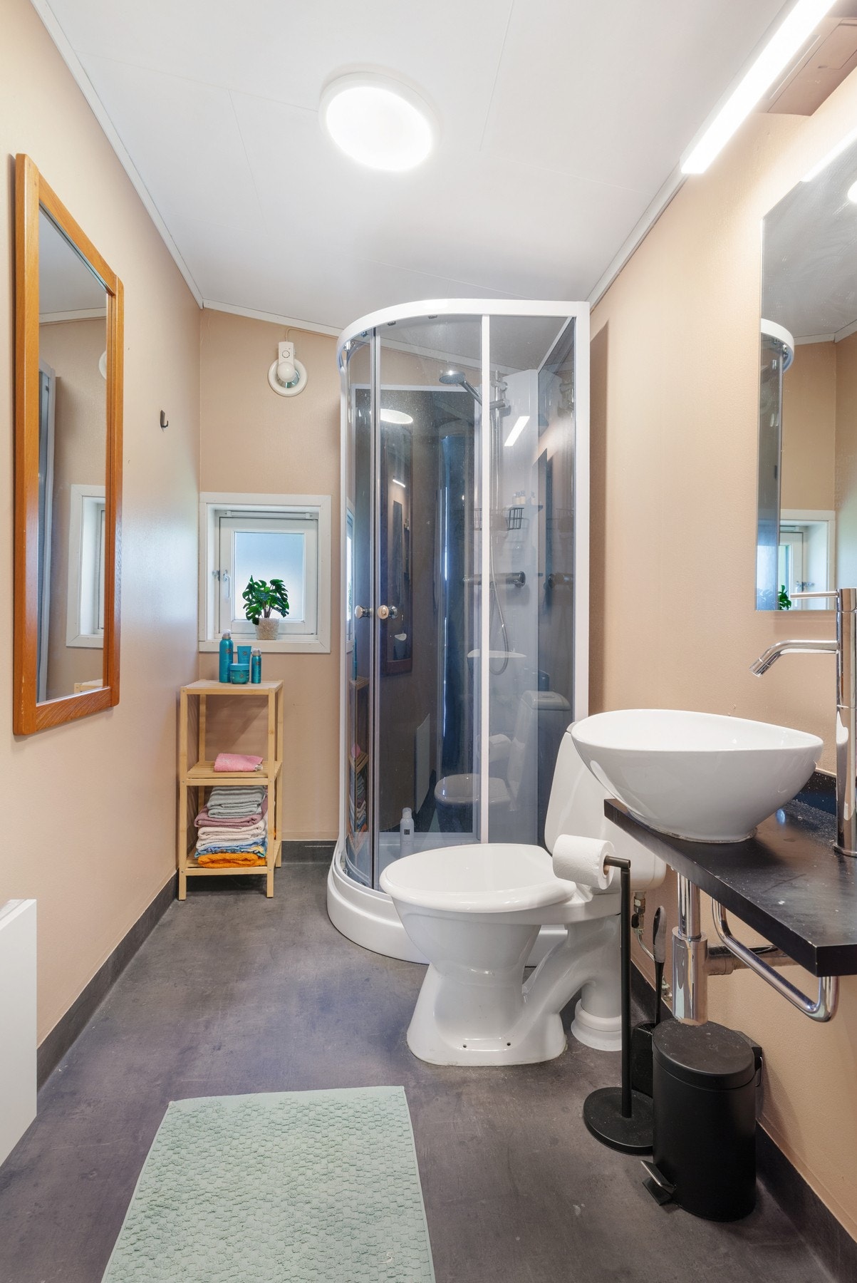 2. etasje - Badet i 2. etasje er utstyrt med dusjkabinett, toalett og baderomsinnredning Galleribilde