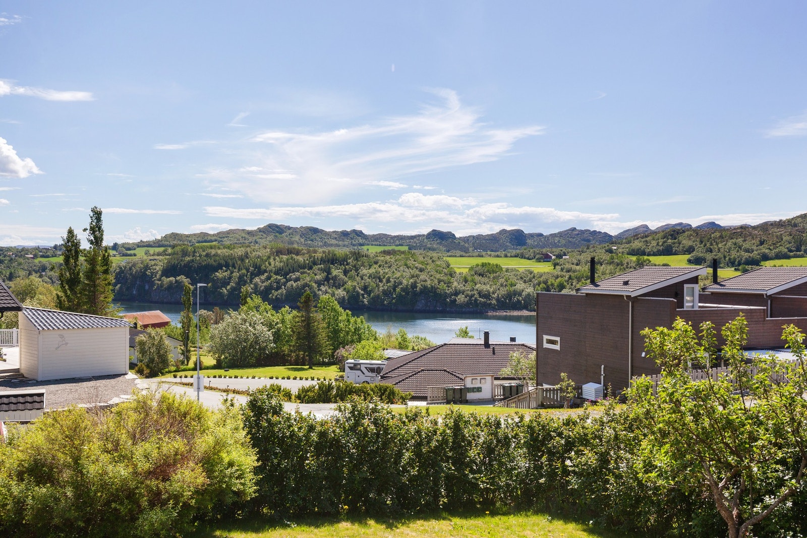 Eiendommen ligger fint til med utsikt mot Bjugnfjorden. Galleribilde
