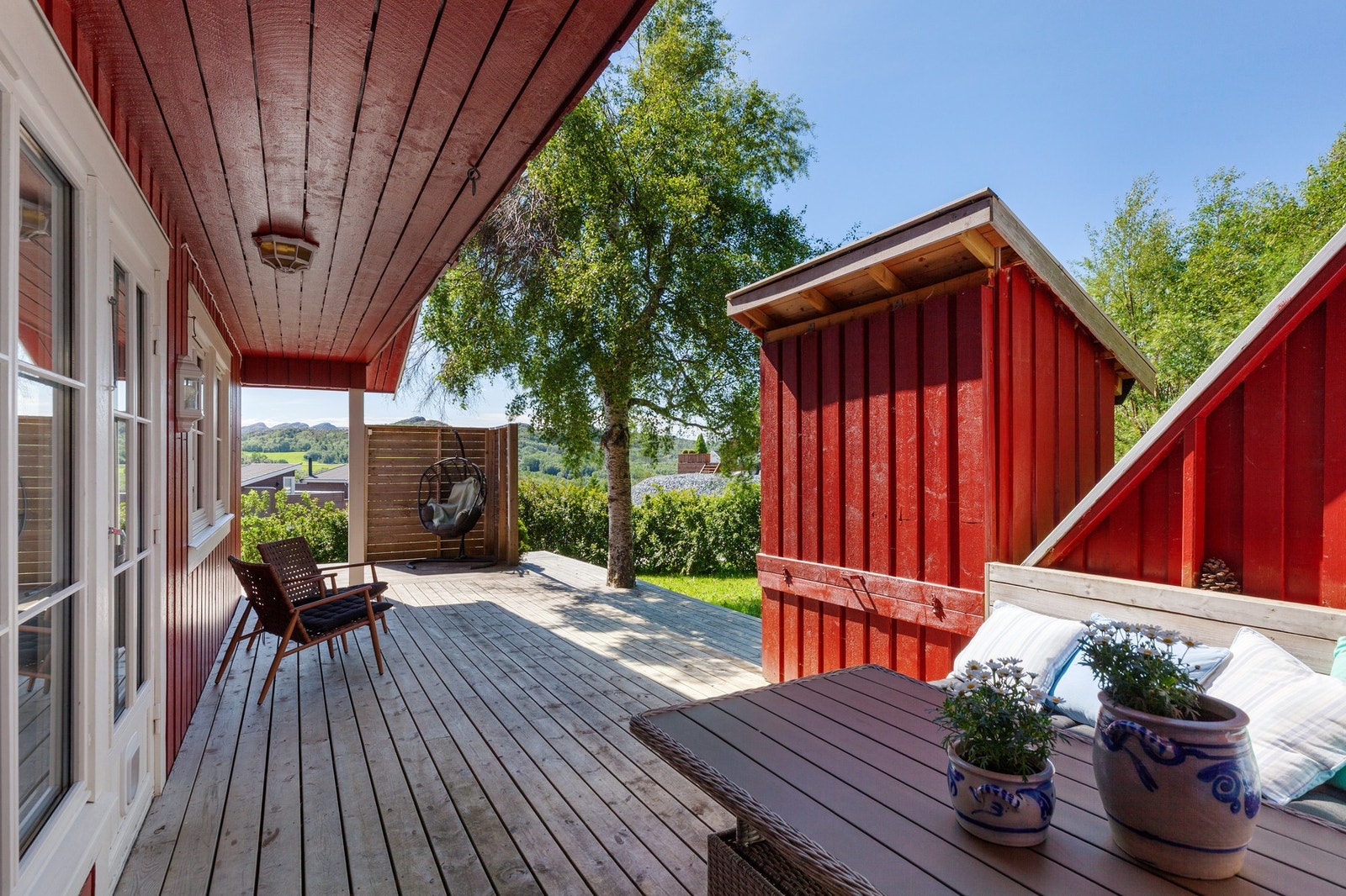 Terrasse med utgang fra stue. Praktisk "grillhus" har du også. Galleribilde