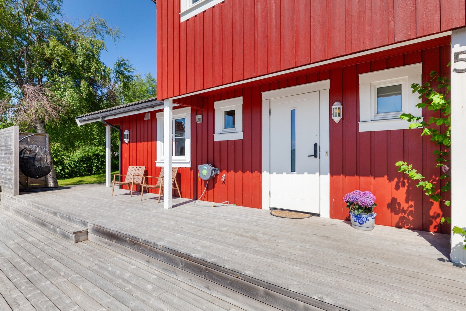 Terrassen strekker seg rundt deler av boligen og har plass til flere utemøbler, grill m.m Galleribilde