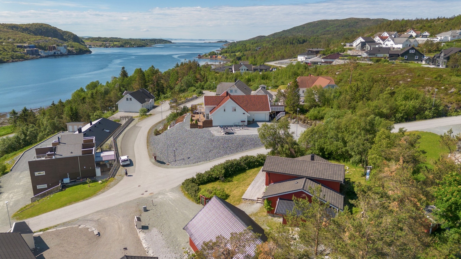 Eiendommen ligger i naturskjønne omgivelser i et boligområde ca. 2 km fra Bjugn Sentrum Galleribilde