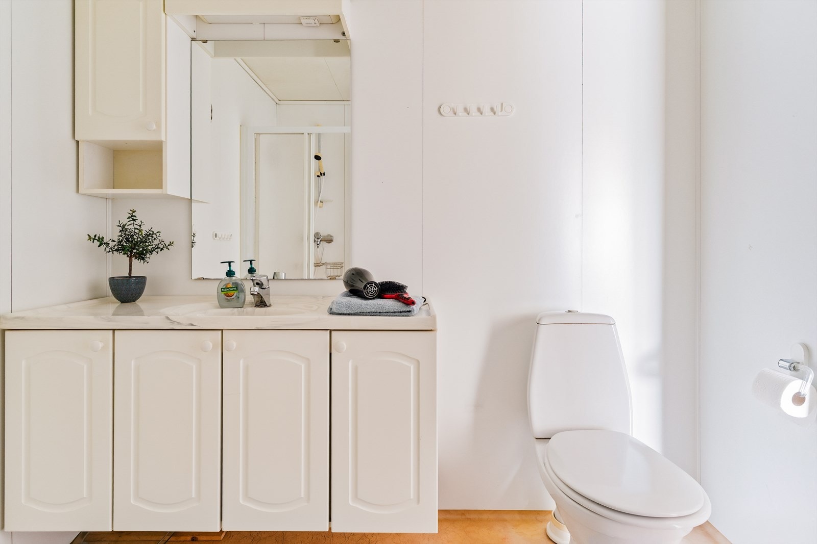 Badet er utstyrt med baderomsinnredning med heldekkende servant, toalett og dusj Galleribilde