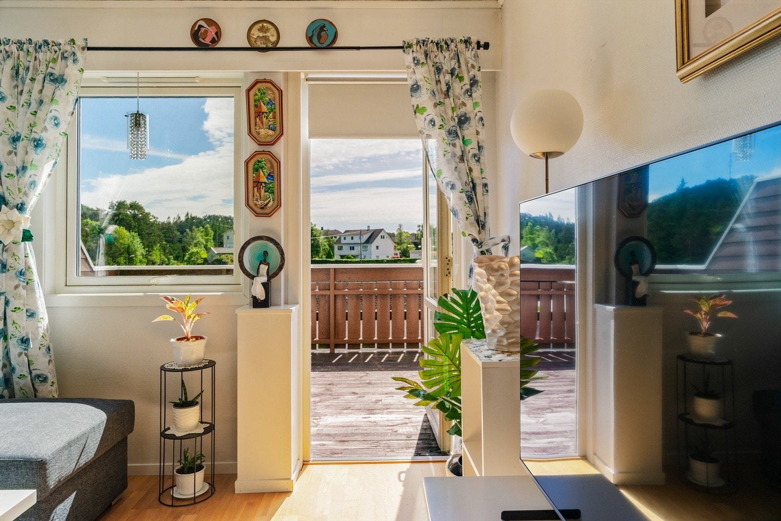 Fra stuen er det utgang til en stor terrasse Galleribilde