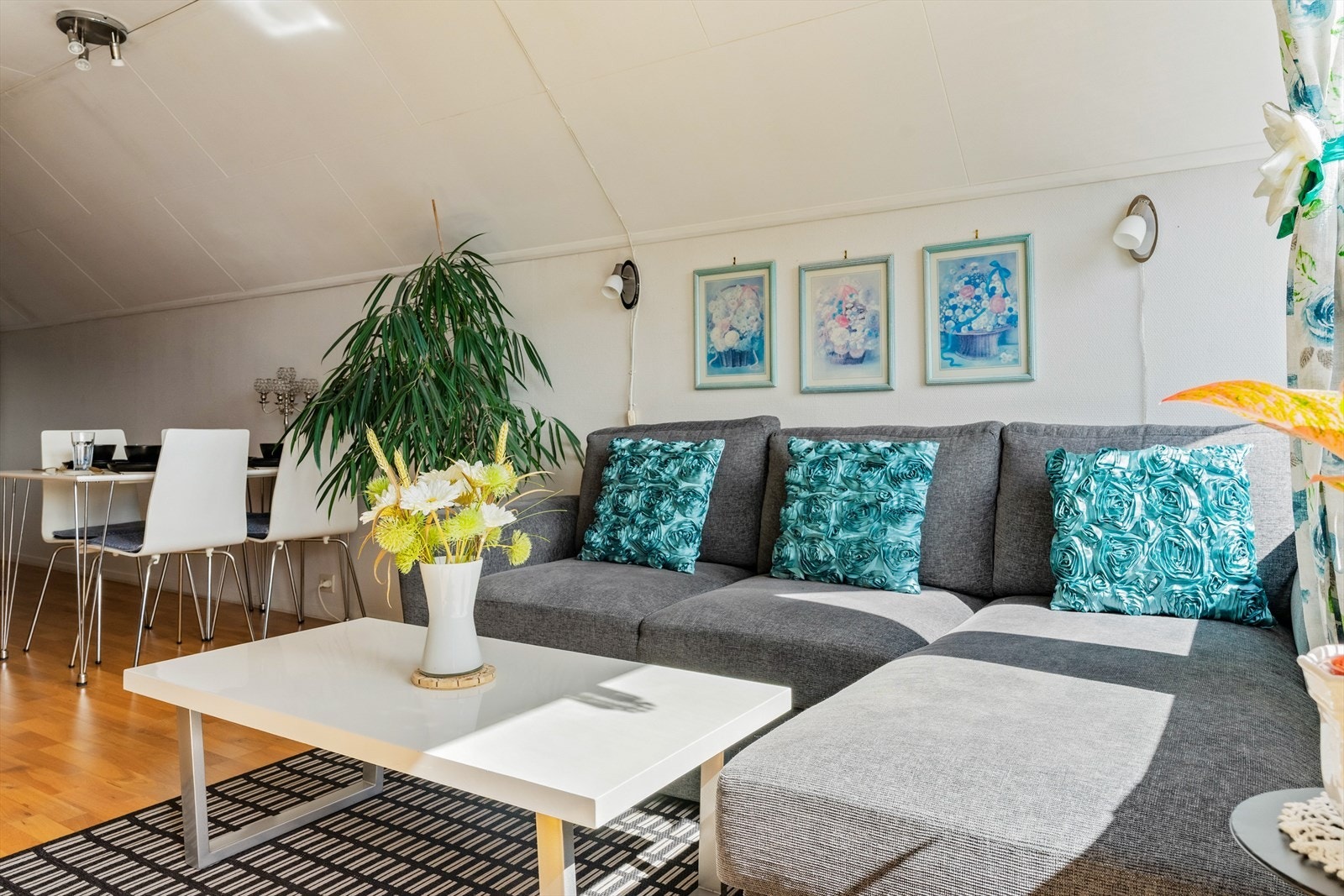 I stuen er det plass til både sitte- og spisegruppe Galleribilde