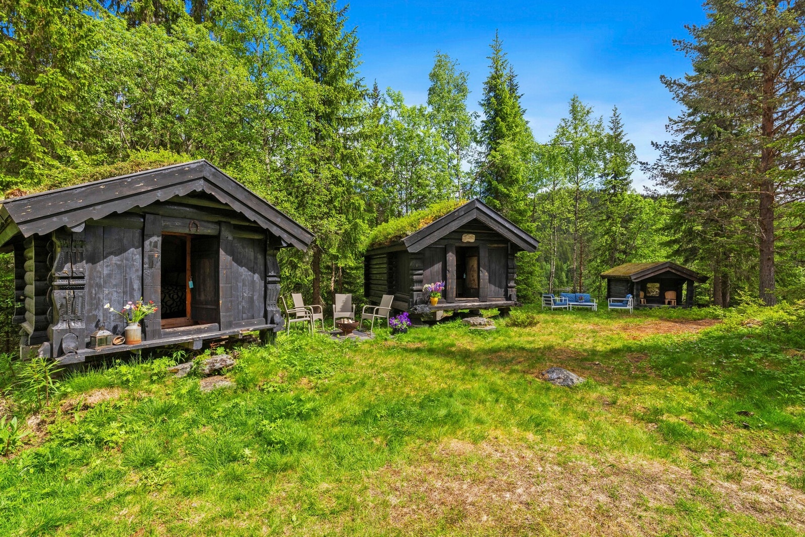 Tripp trapp tresko med sjarmerende tømmerhytter. Galleribilde