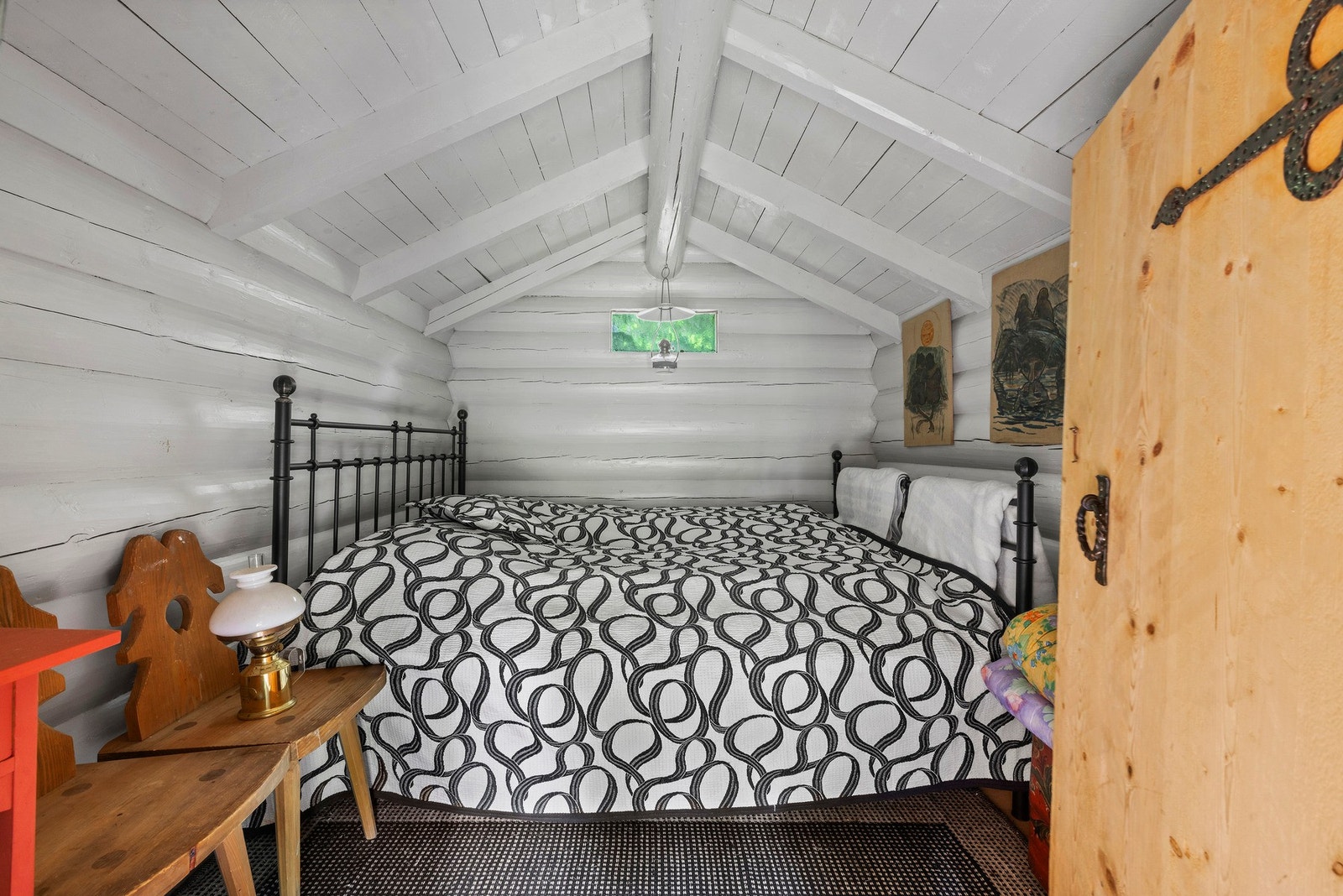 Koselig soverom inne i stabburet. Galleribilde