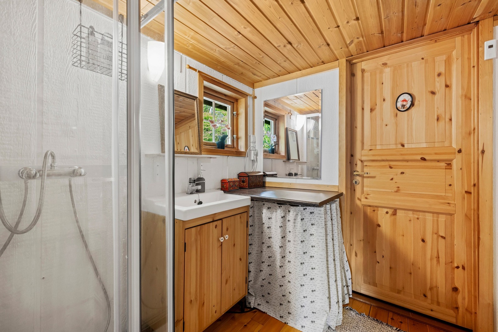 Fra badet er det direkte inngang til toalett rom. Galleribilde