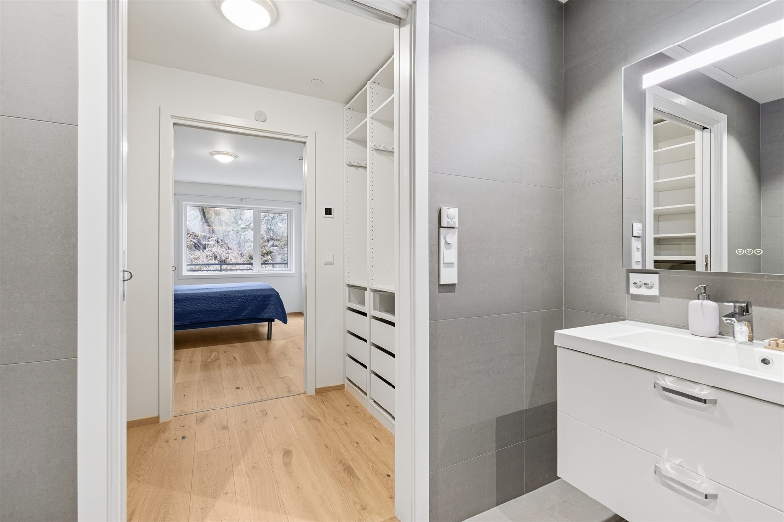 Romslig og praktisk garderobe/ Walk in mellom soverom og bad - Lys i speil Galleribilde