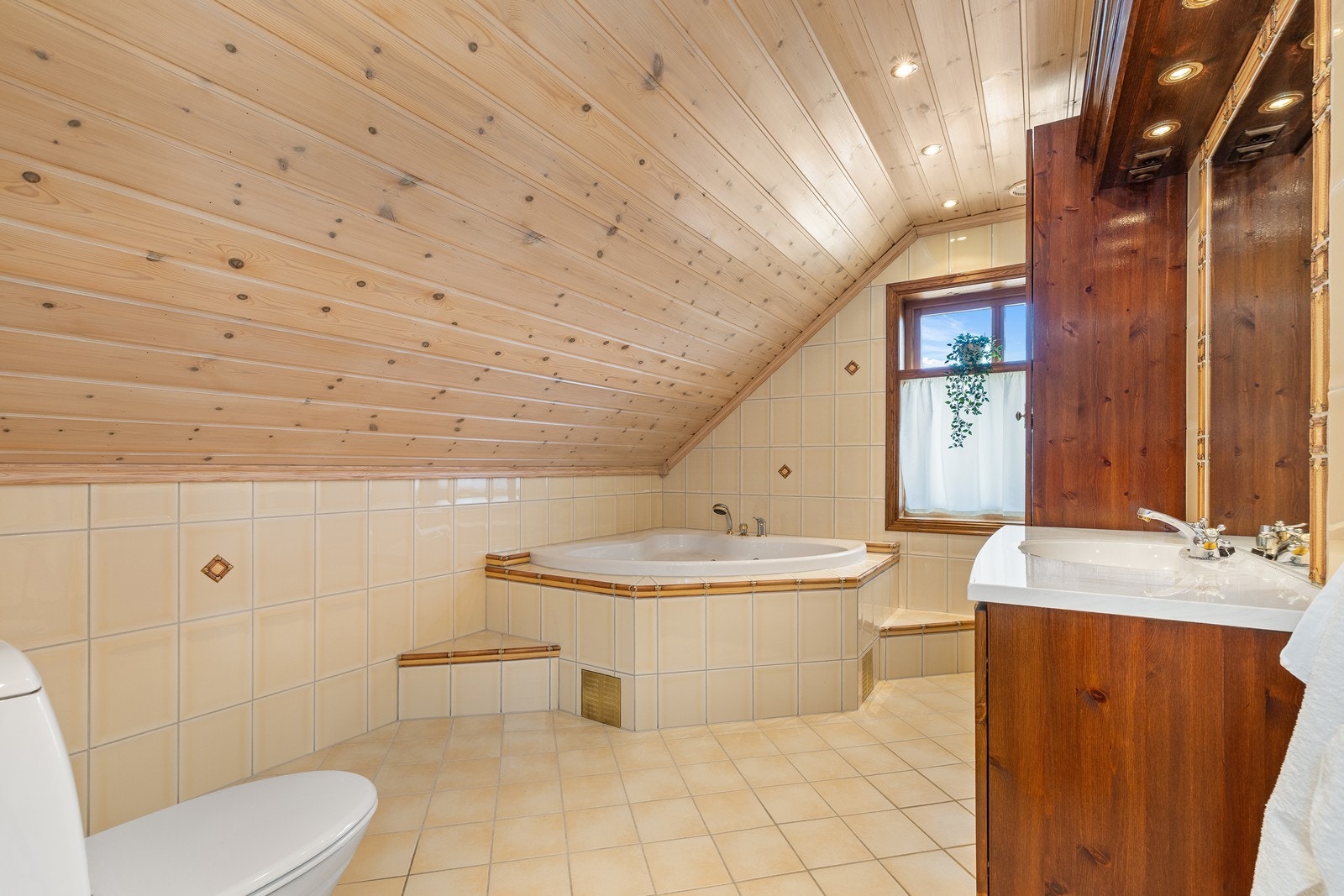 Hovedbadet i andre etasje er utstyrt med et innebygget hjørne-boblebadekar. Galleribilde